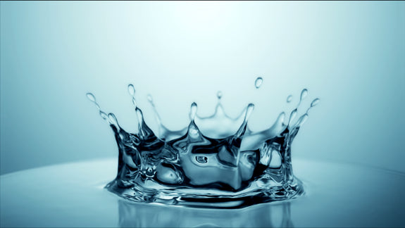 Wasserkrone beim Aufprall eines Tropfens in Nahaufnahme