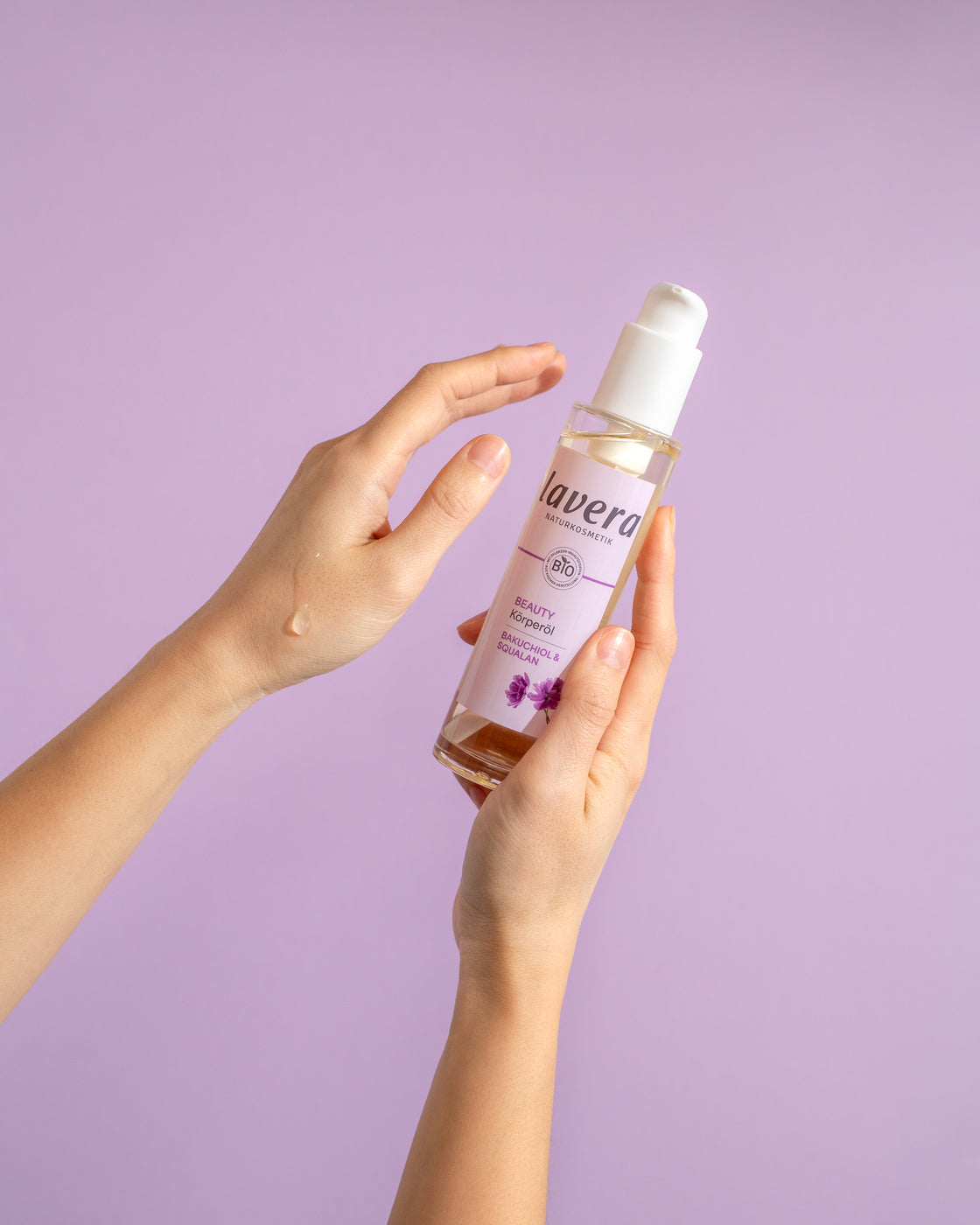 Beauty Körperöl in einer Hand