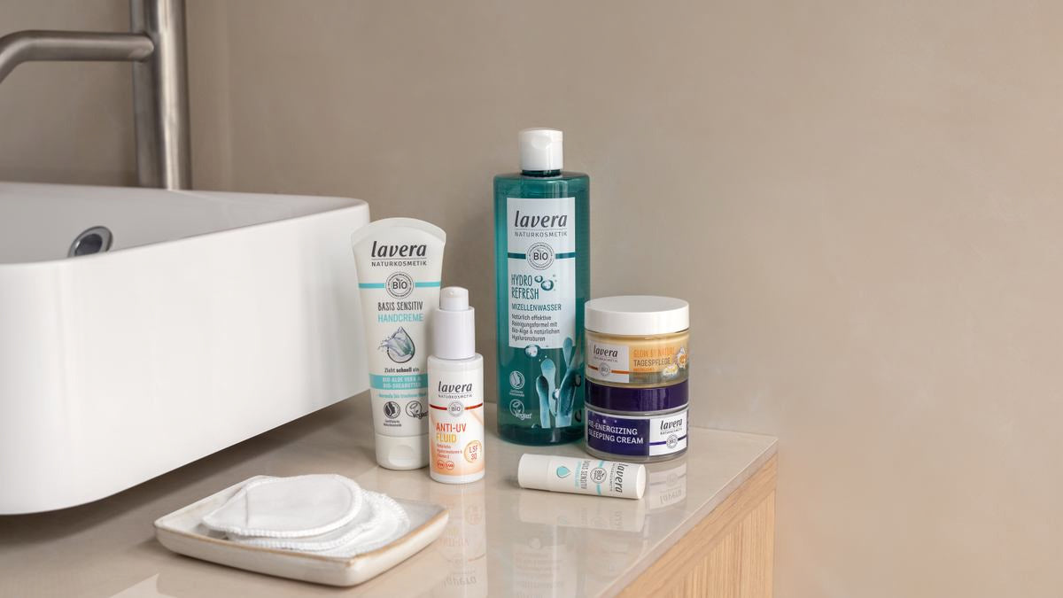 Produits cosmétiques dans la salle de bain avec indication de date de péremption visible