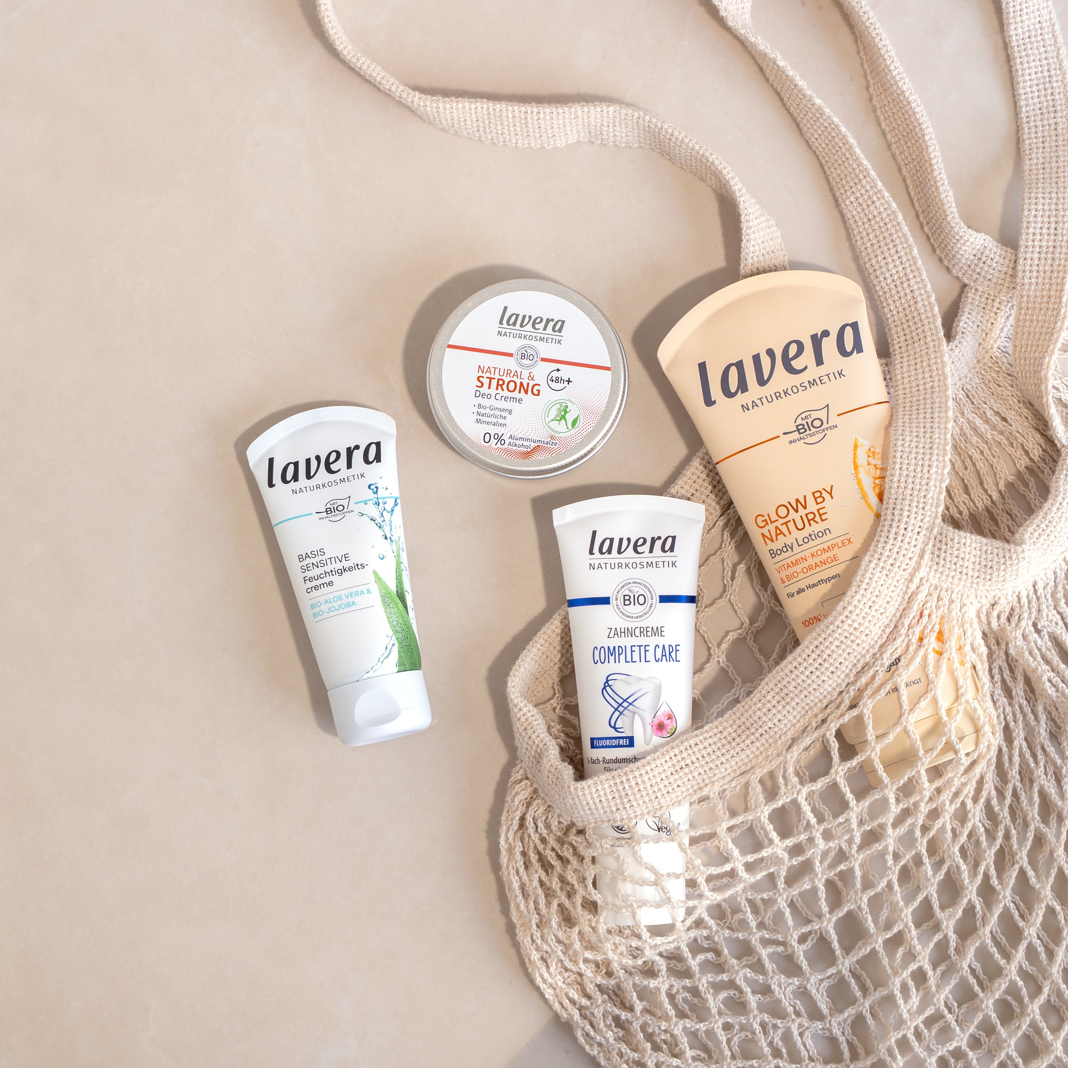 Verschiedene lavera Produkte in einem Strandbeutel