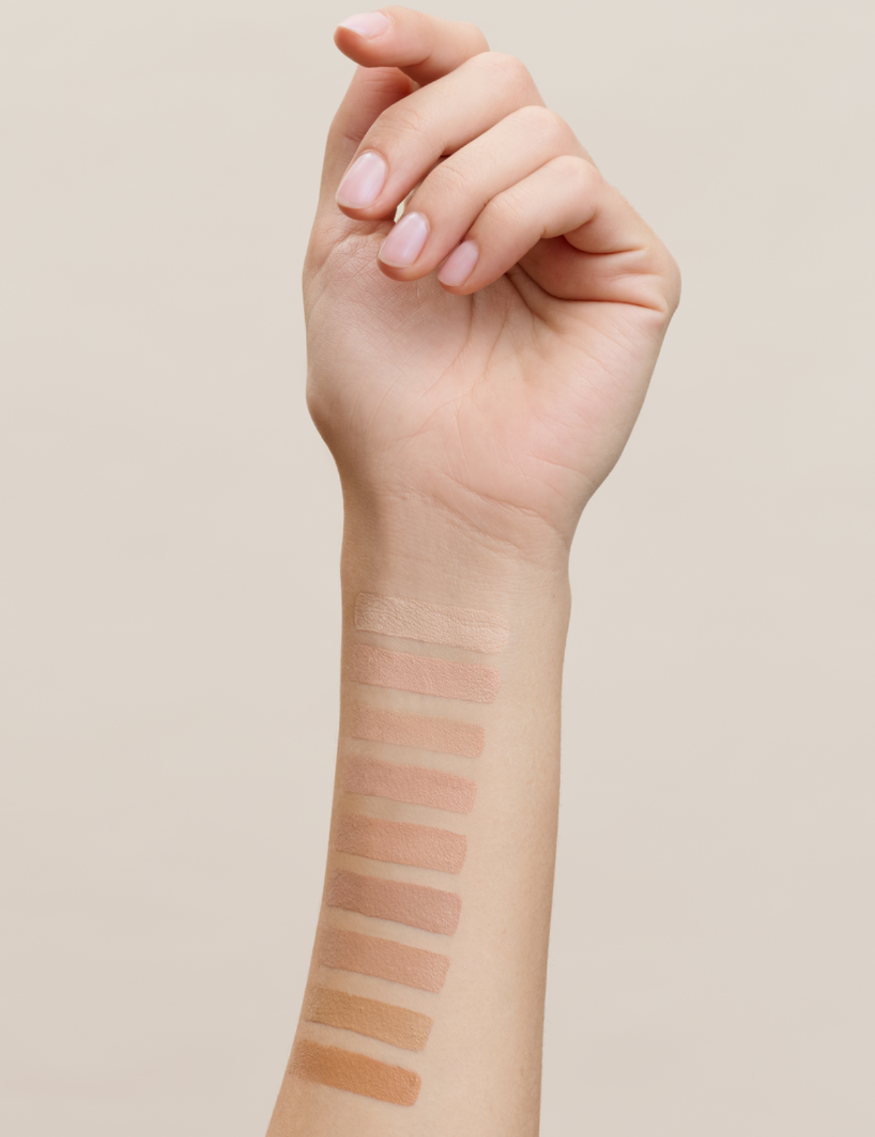 lavera Hyaluron Liquid Foundation -Cool Beige 4.5- in der Anwendung