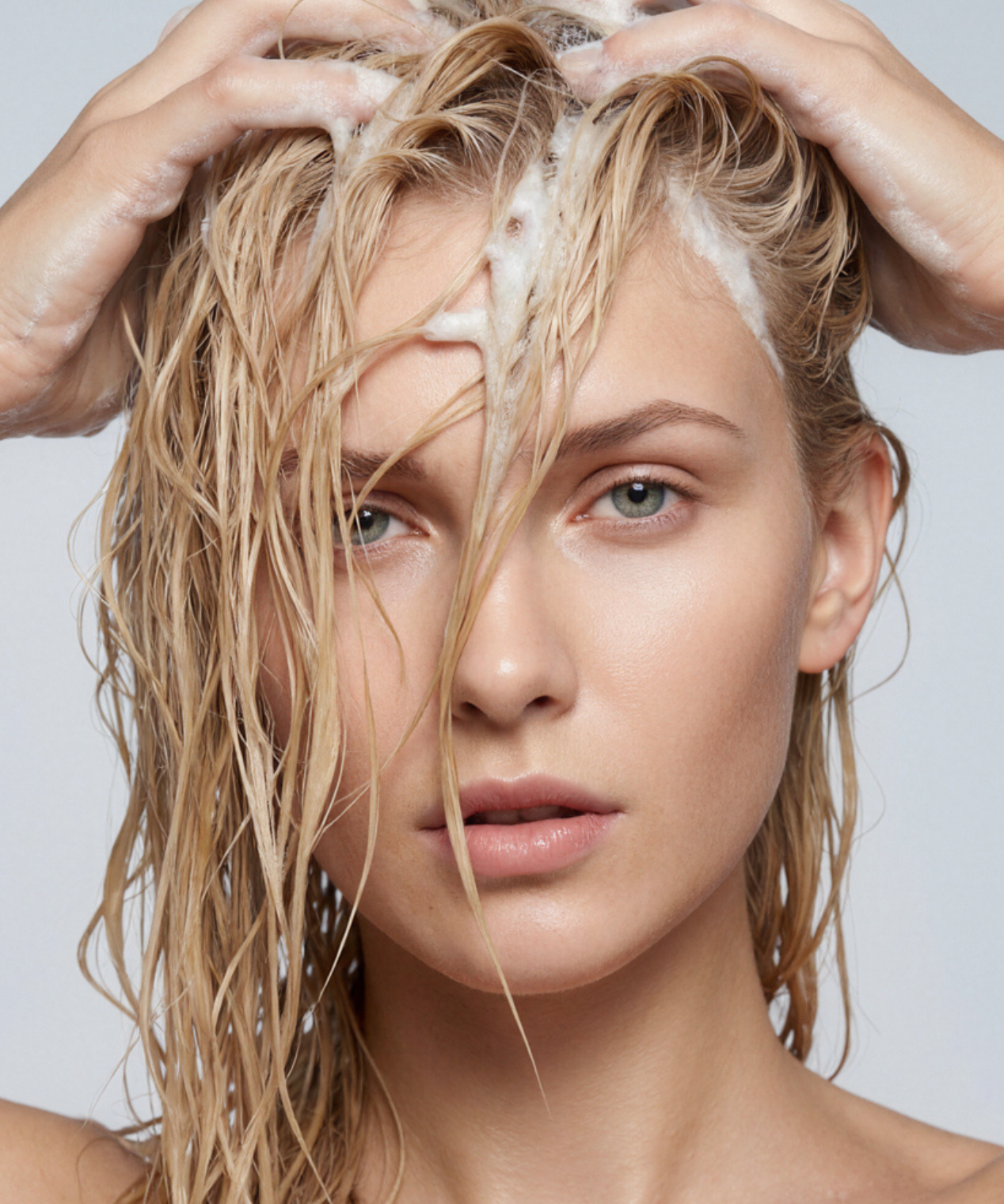 lavera Pflegeshampoo basis sensitive Hydrate & Care in der Anwendung