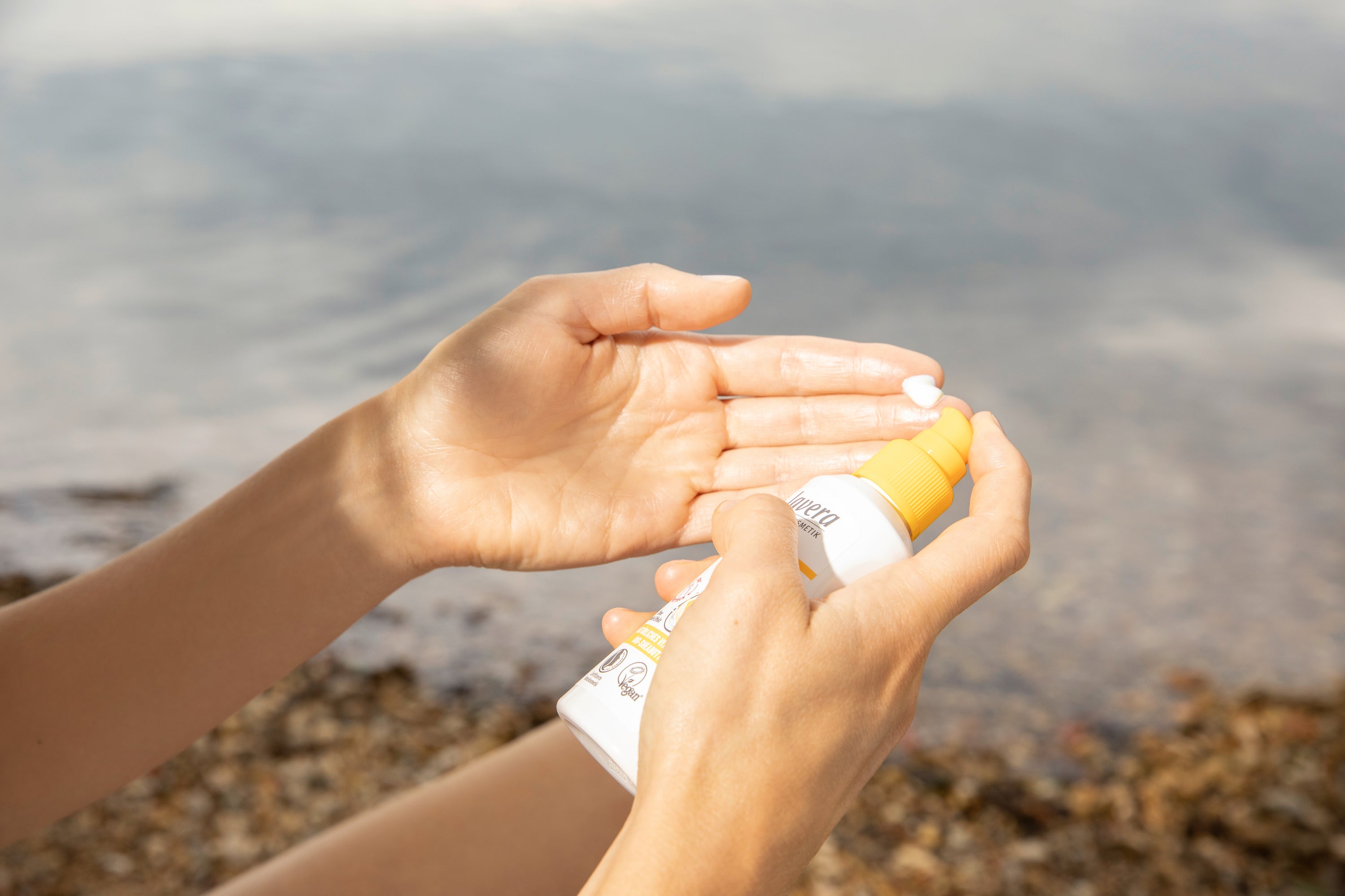 Hände dosieren lavera Sensitiv Sonnencreme LSF 30 am Strand