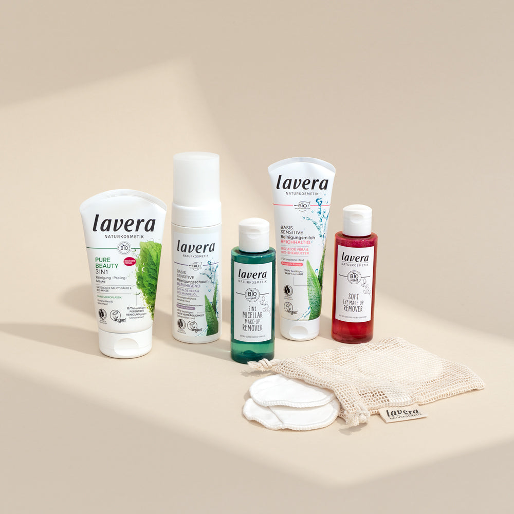 lavera Abschmink-Produkte mit Pads nebeneinander aufgereiht