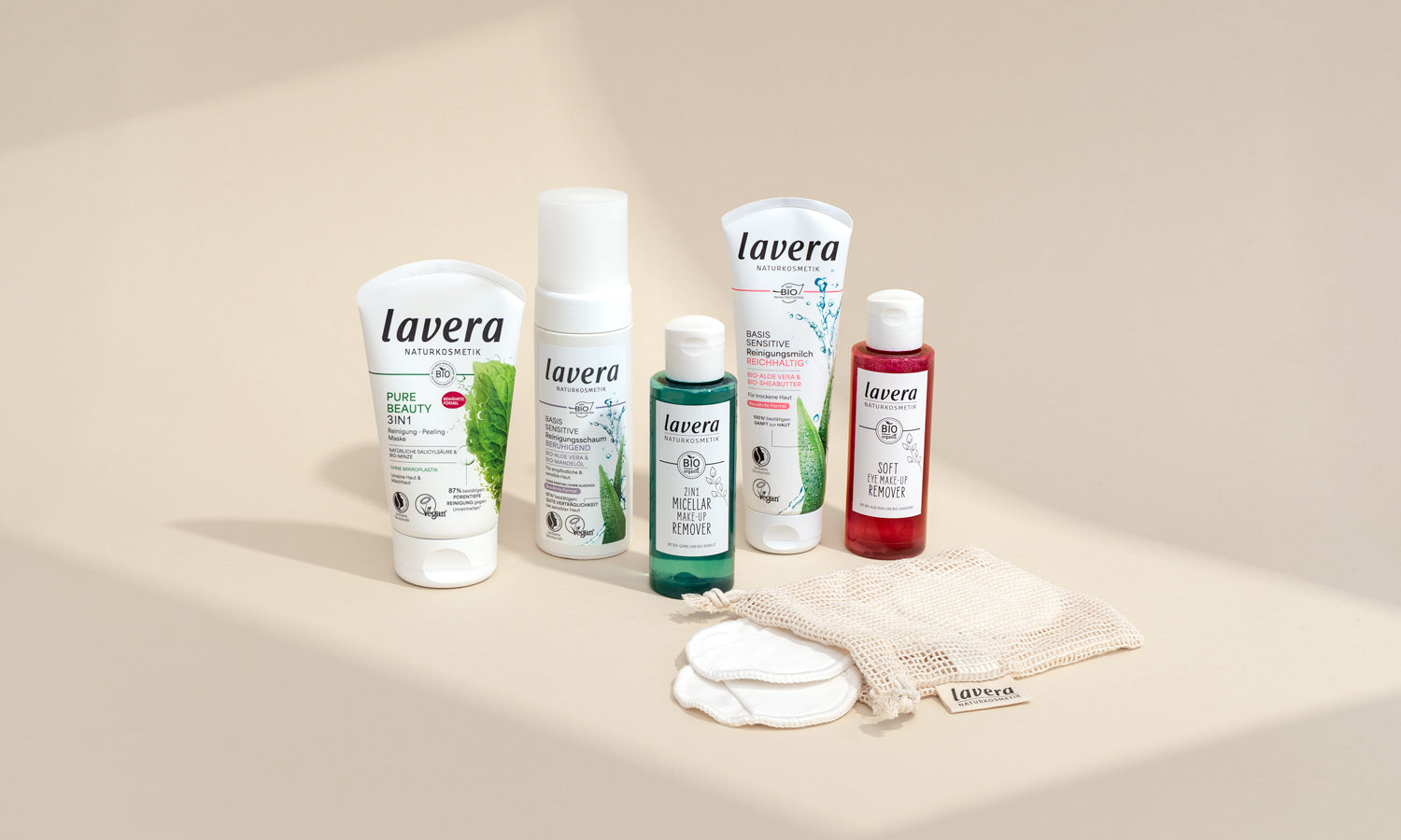 lavera Abschmink-Produkte mit Pads nebeneinander aufgereiht