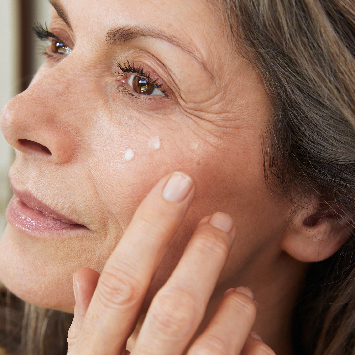 lavera MY AGE Intensiv Öl-Serum lors de l'application