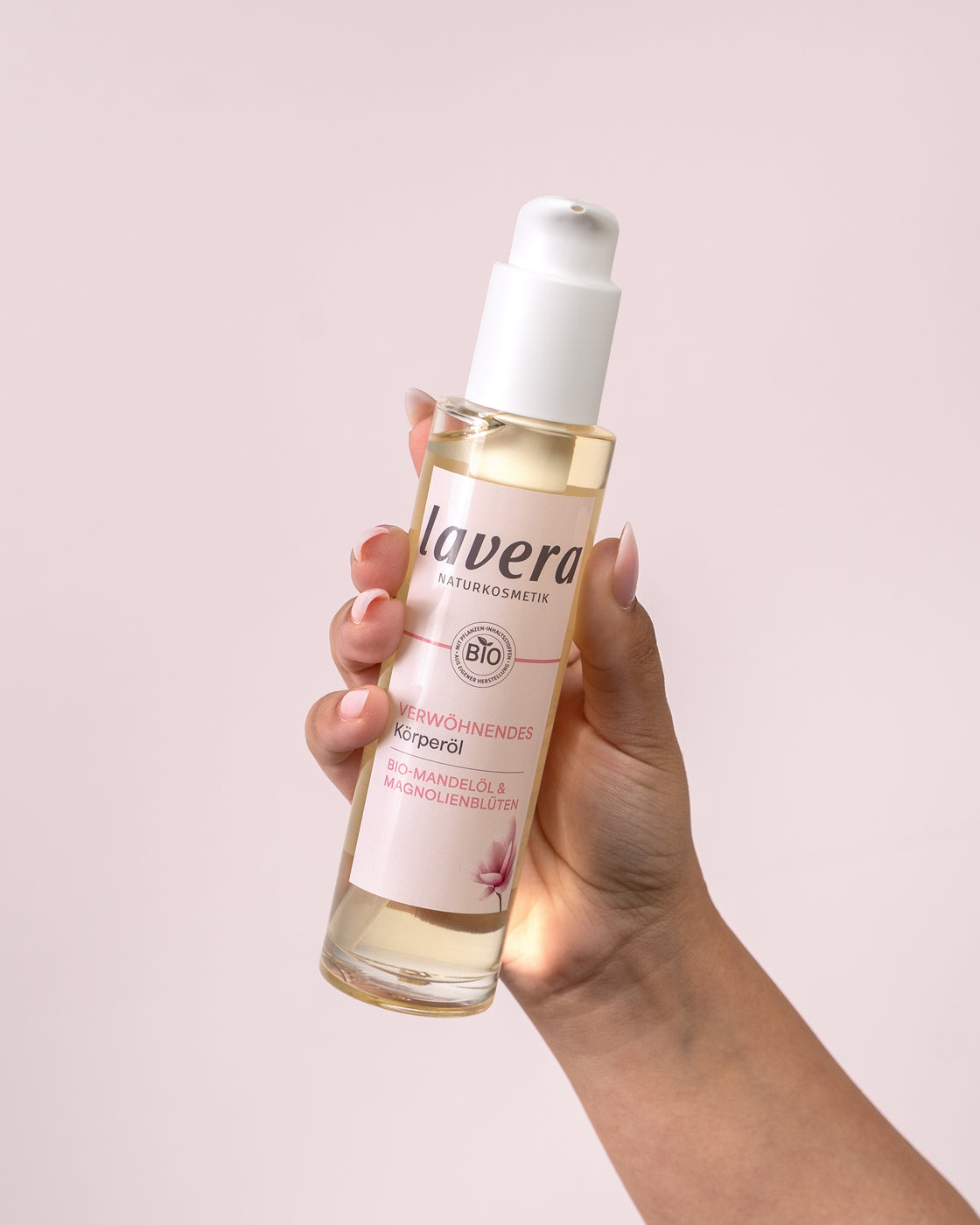 Verwöhnendes Körperöl in einer Hand