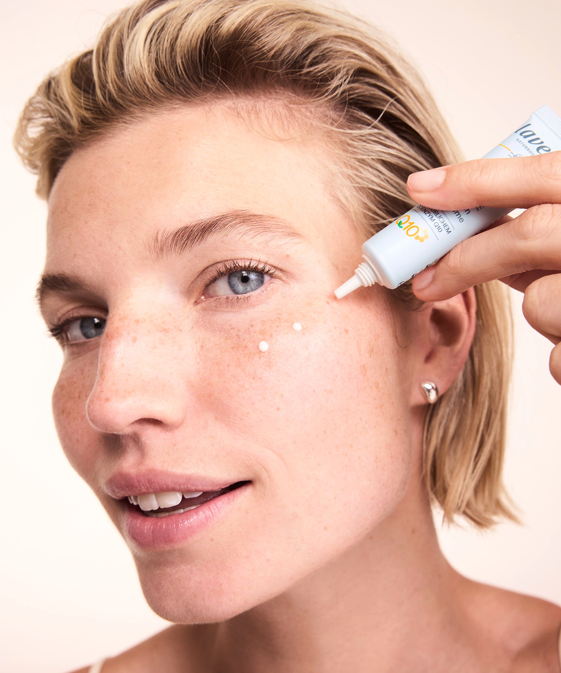 lavera basis sensitive Anti-Falten Augencreme Q10 lors de l'application