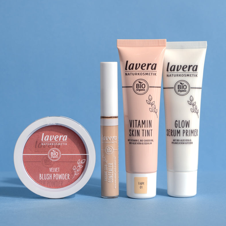 lavera Produits pour le teint : blush, correcteur, Skin Tint et Glow Primer sur fond bleu