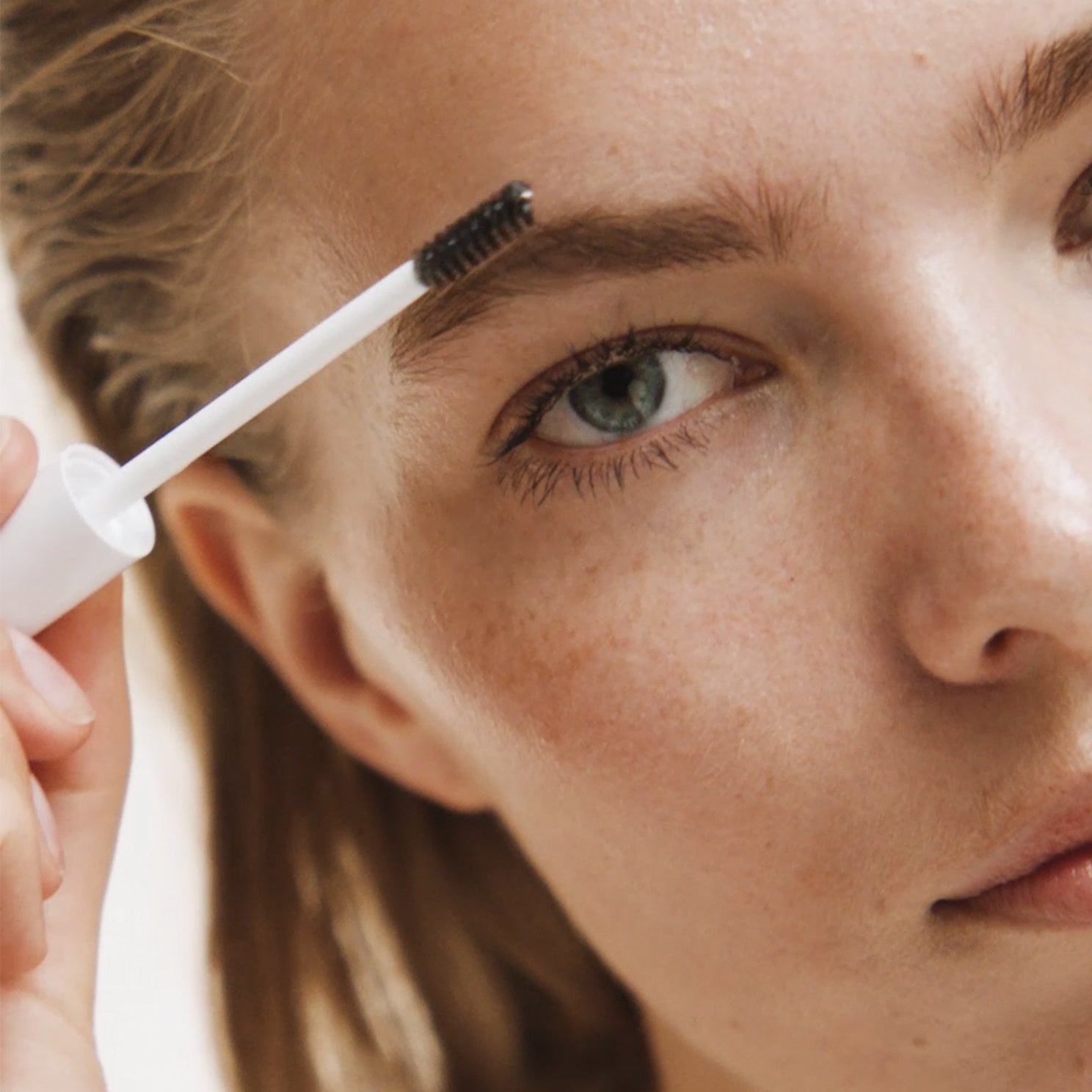 lavera Brow Control -Transparent 01- lors de l'application