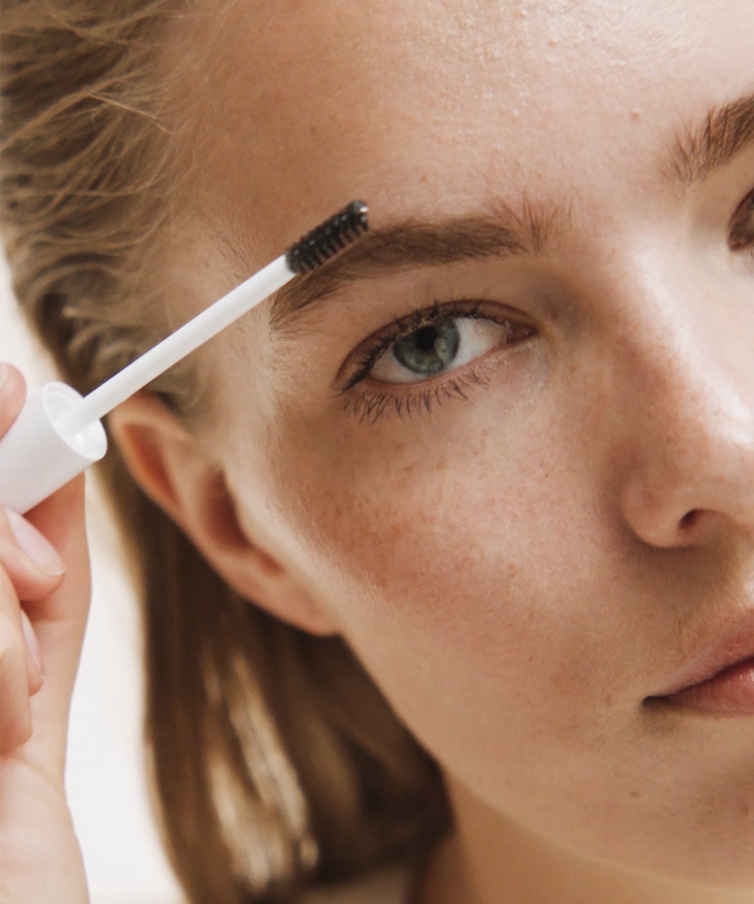 lavera Brow Control -Transparent 01- in der Anwendung