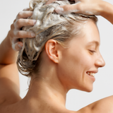 lavera Pflegeshampoo Repair & Protect in der Anwendung (AI-generated image)