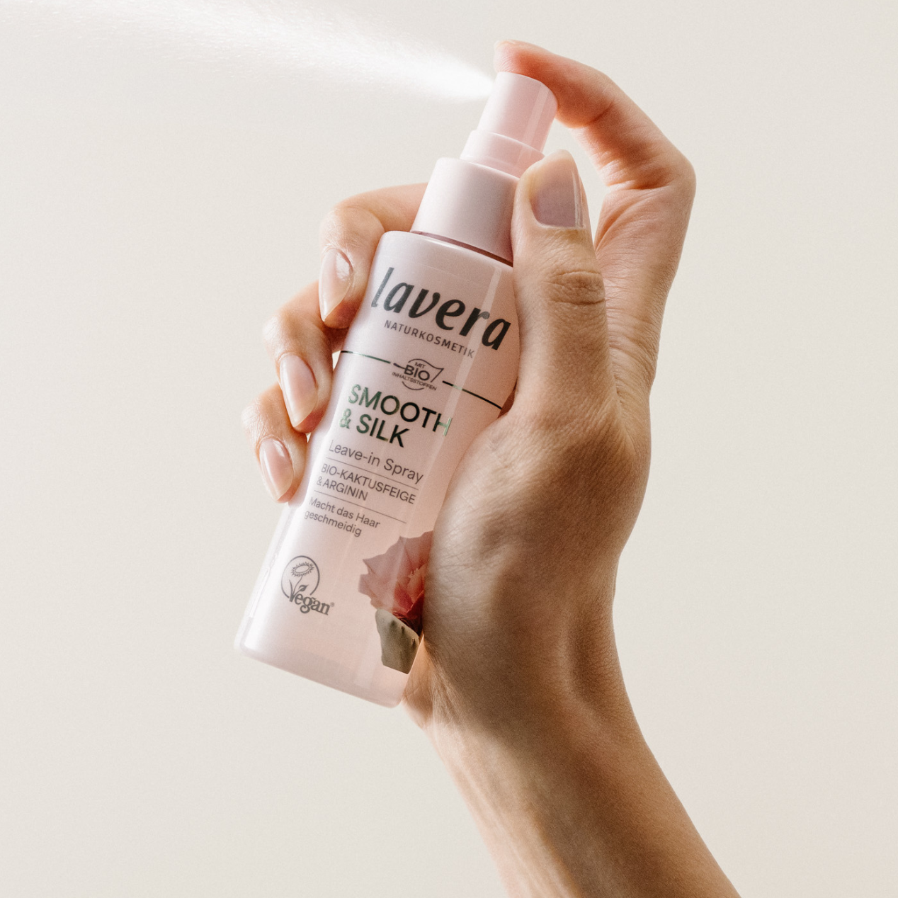 lavera Spray Sans Rinçage Smooth & Silk lors de l'application