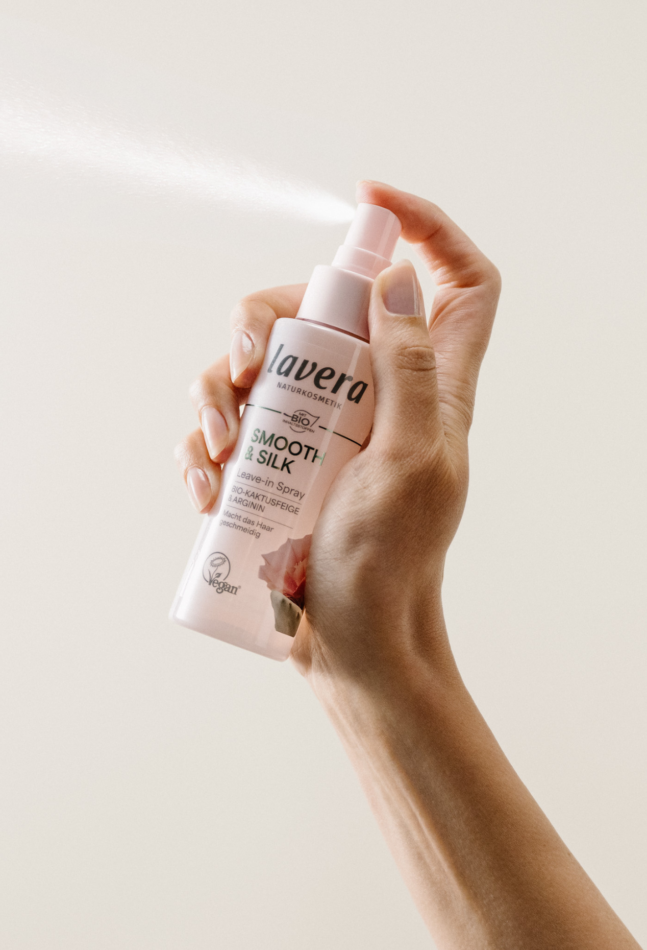 lavera Leave In Spray Smooth & Silk in der Anwendung