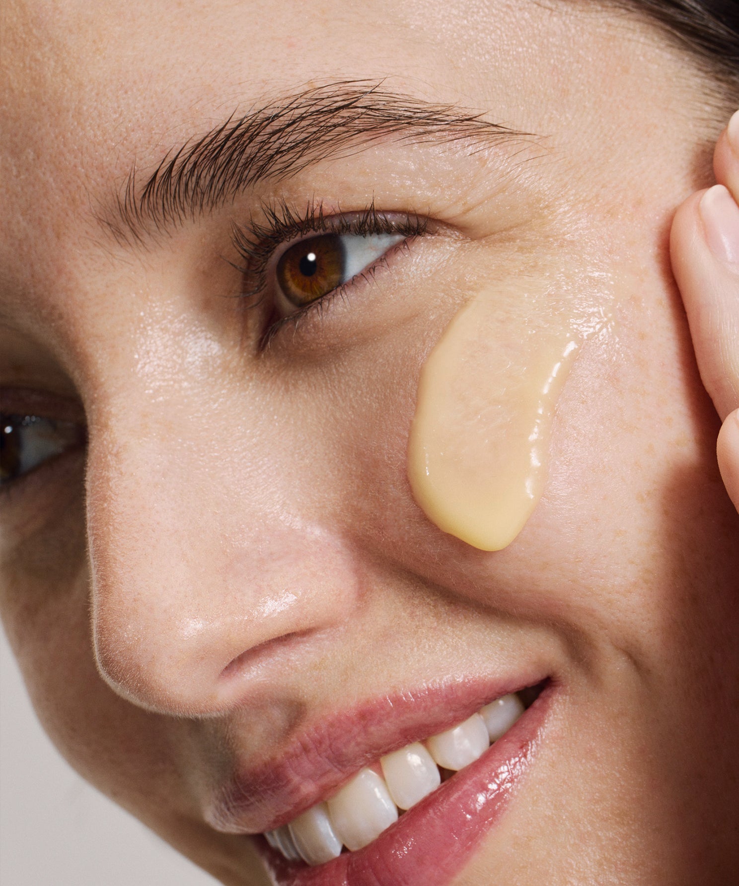 lavera Glow by Nature Crème 3en1 vitamine C lors de l'application