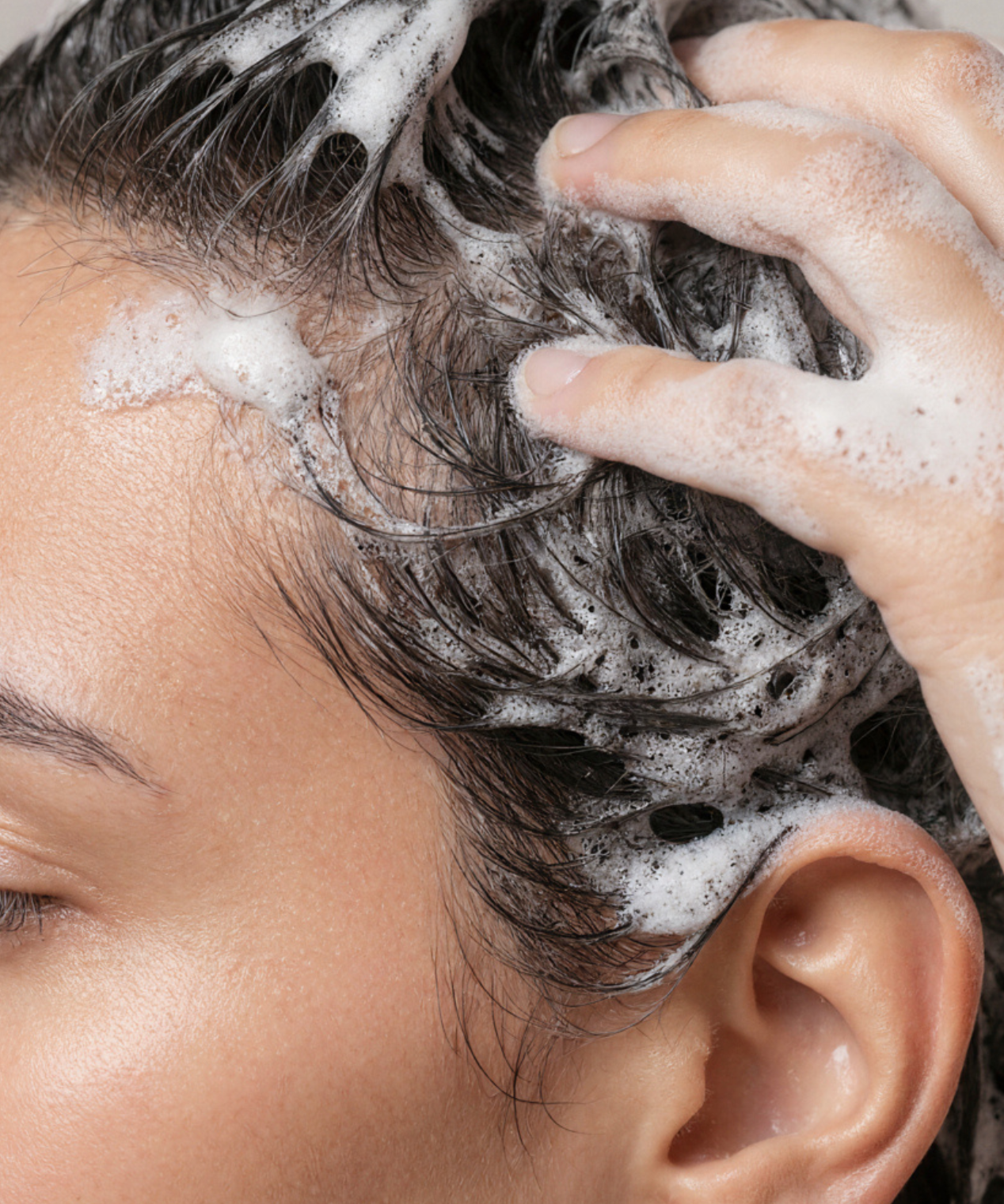 lavera Pflegeshampoo Volume & Lift in der Anwendung