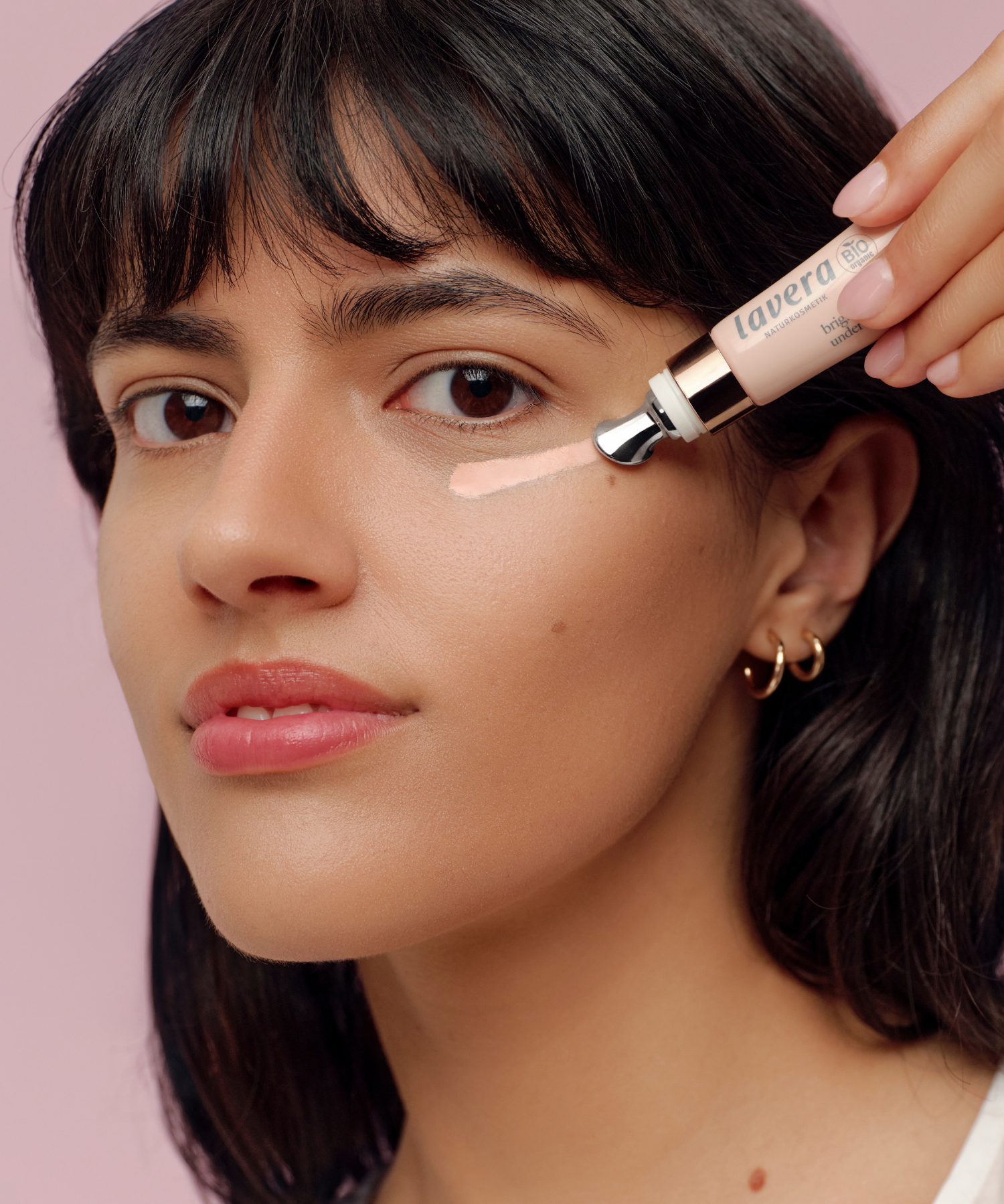 lavera Brightening & Hydrating Undereye Corrector lors de l'application