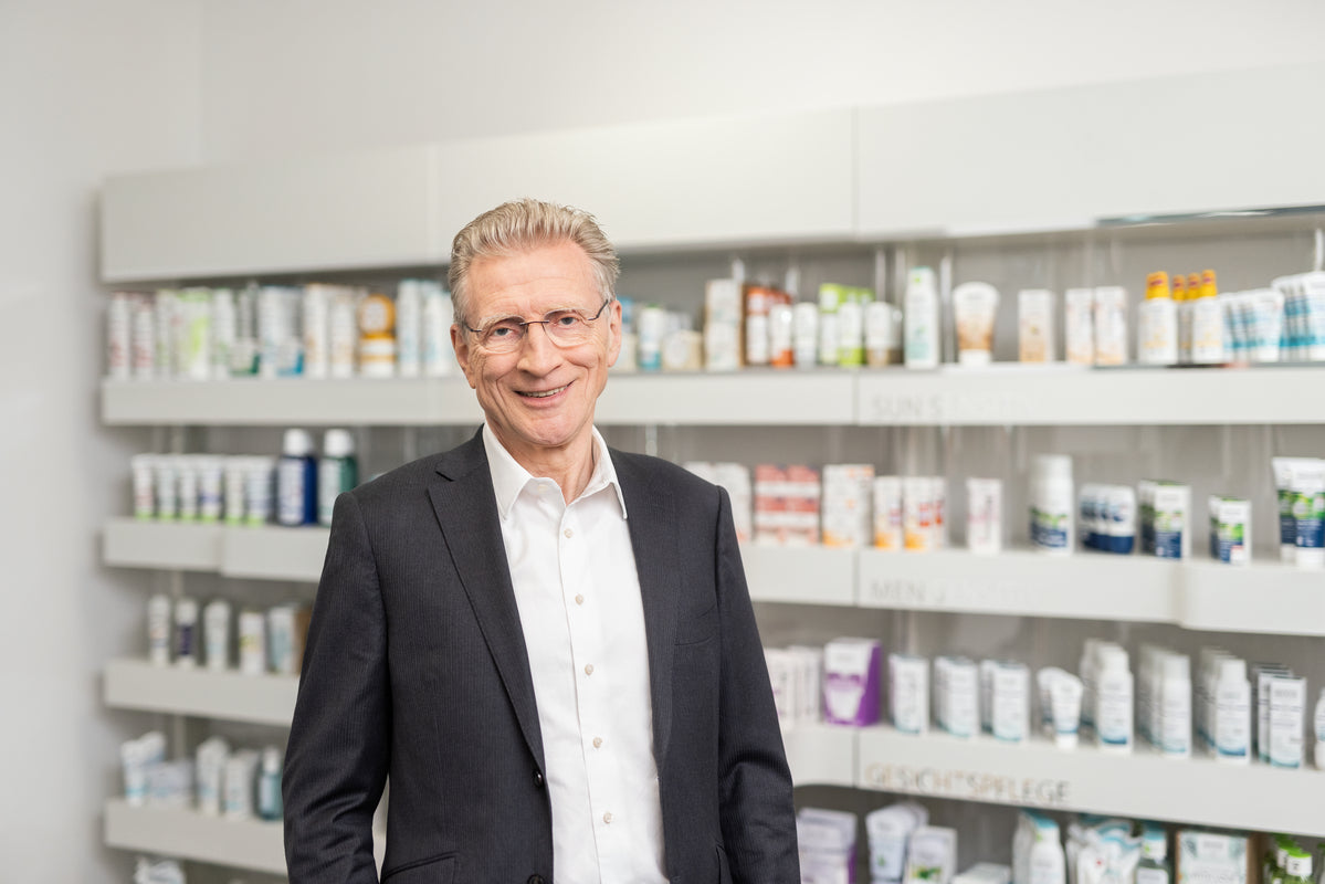 Porträt Thomas Haase vor Produktregal