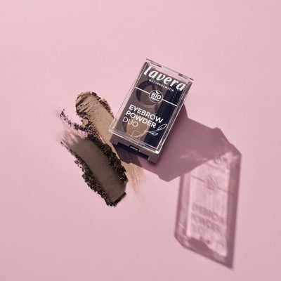 lavera Eyebrow Powder Duo avec traits de couleur sur fond rose