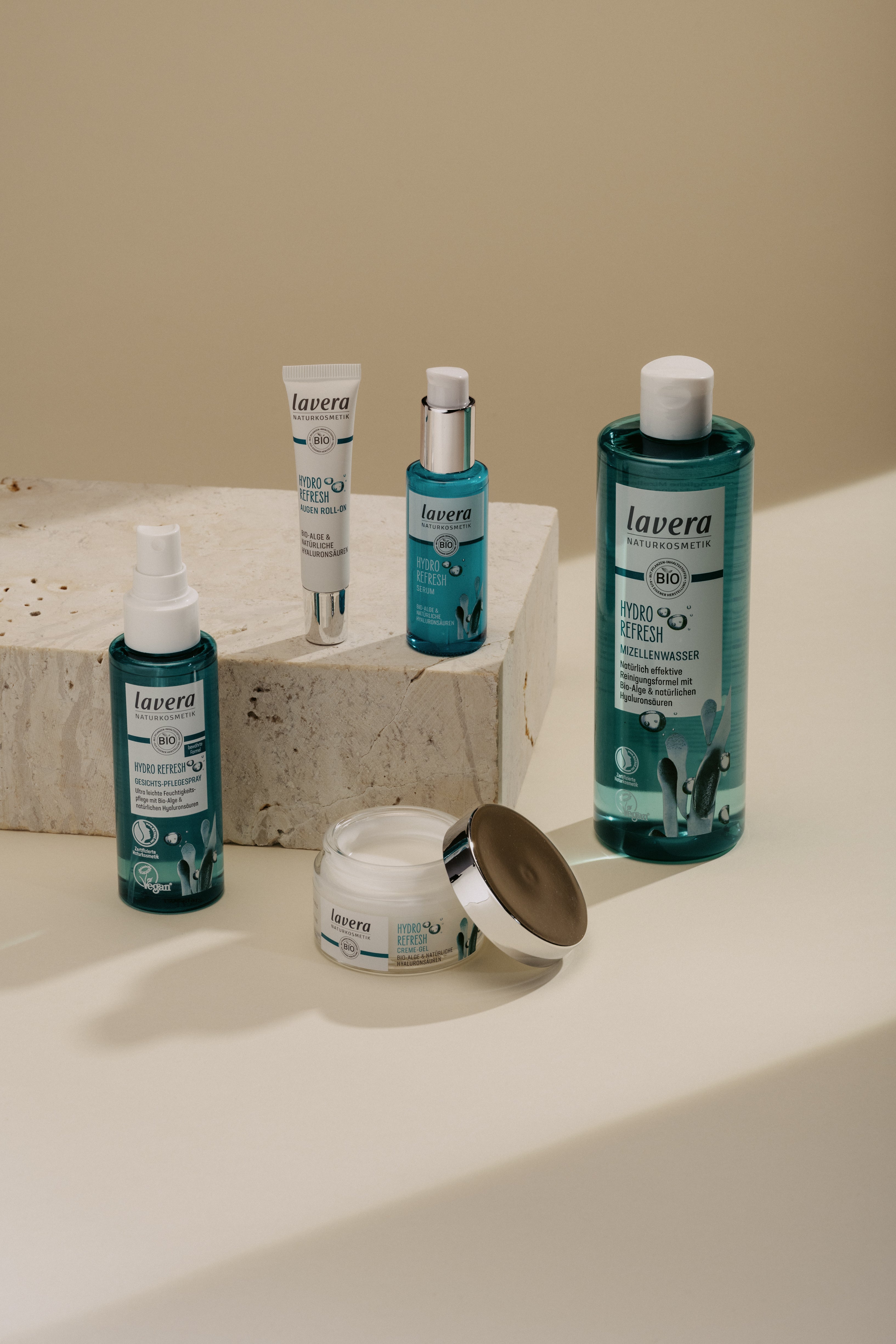 lavera Hydro Refresh gamme sur fond beige
