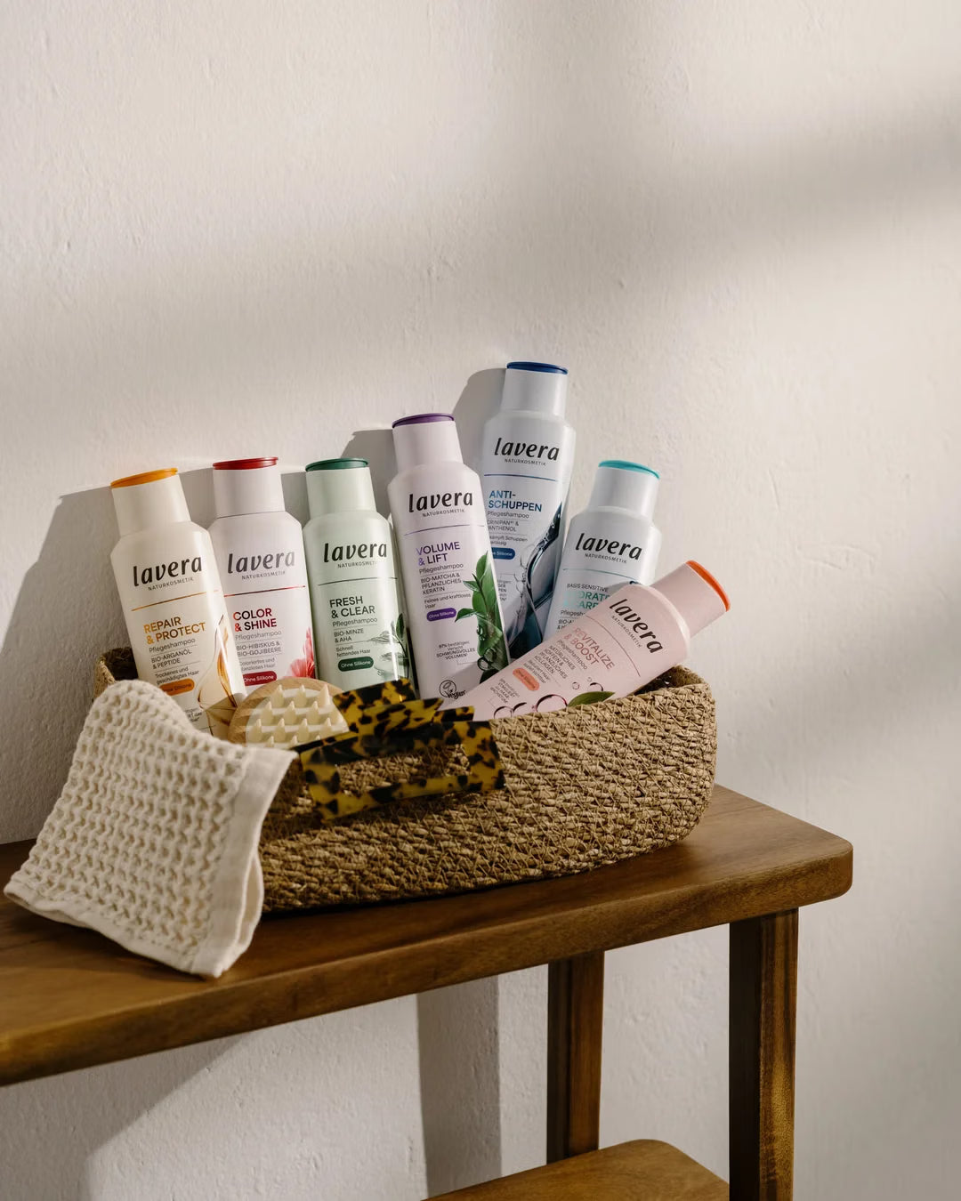 Shampoos in einem Weidenkorb
