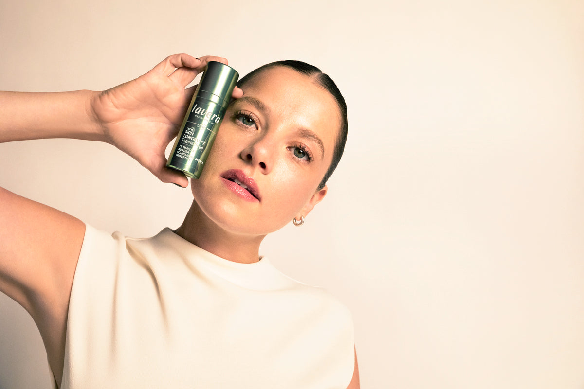 Jella Haase hält Skin Longevity Tagescreme 