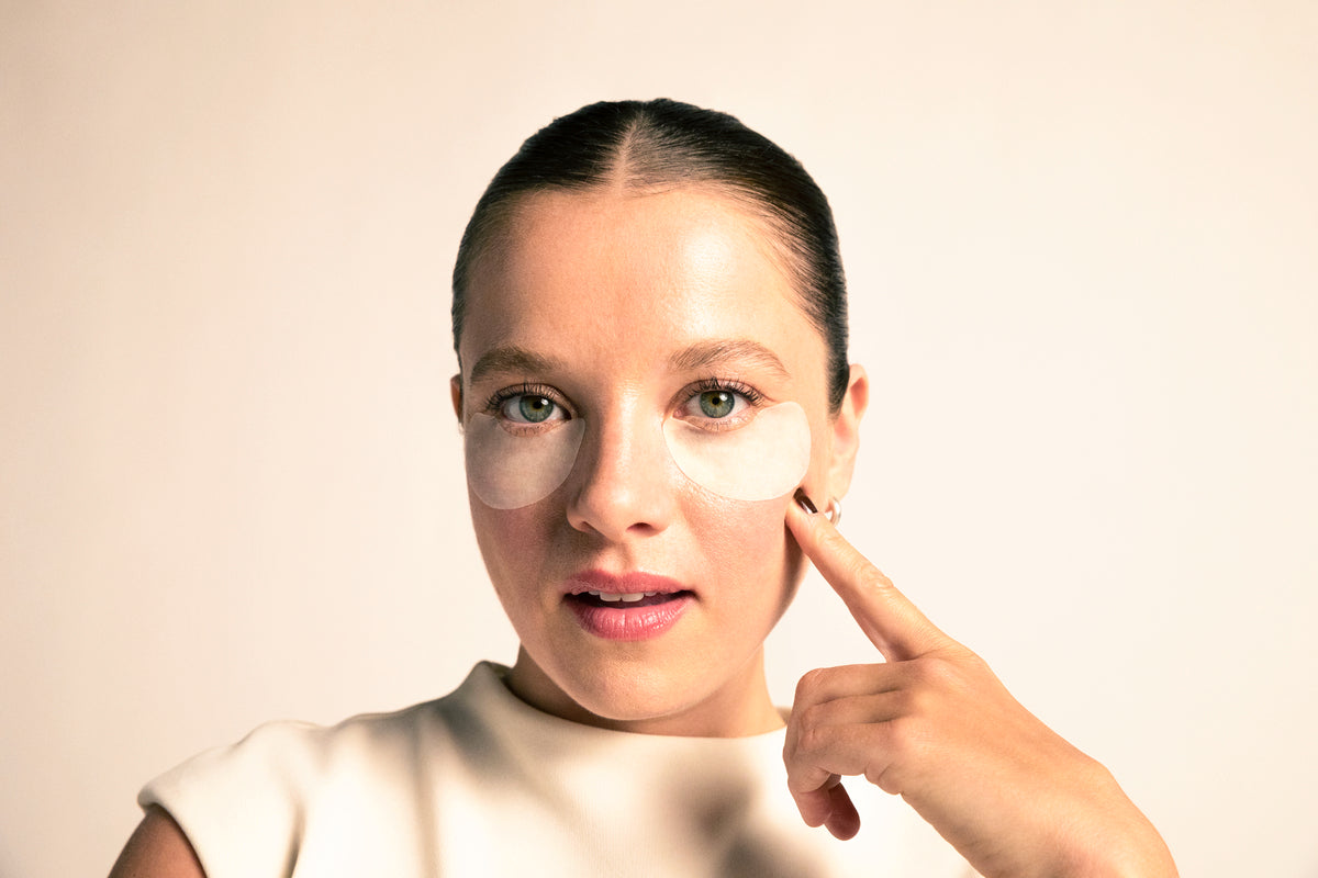 Jella Haase mit Skin Longevity Eye Patches