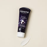 lavera Bonne Nuit Crème et Masque Mains 2-en-1 lors de l'application