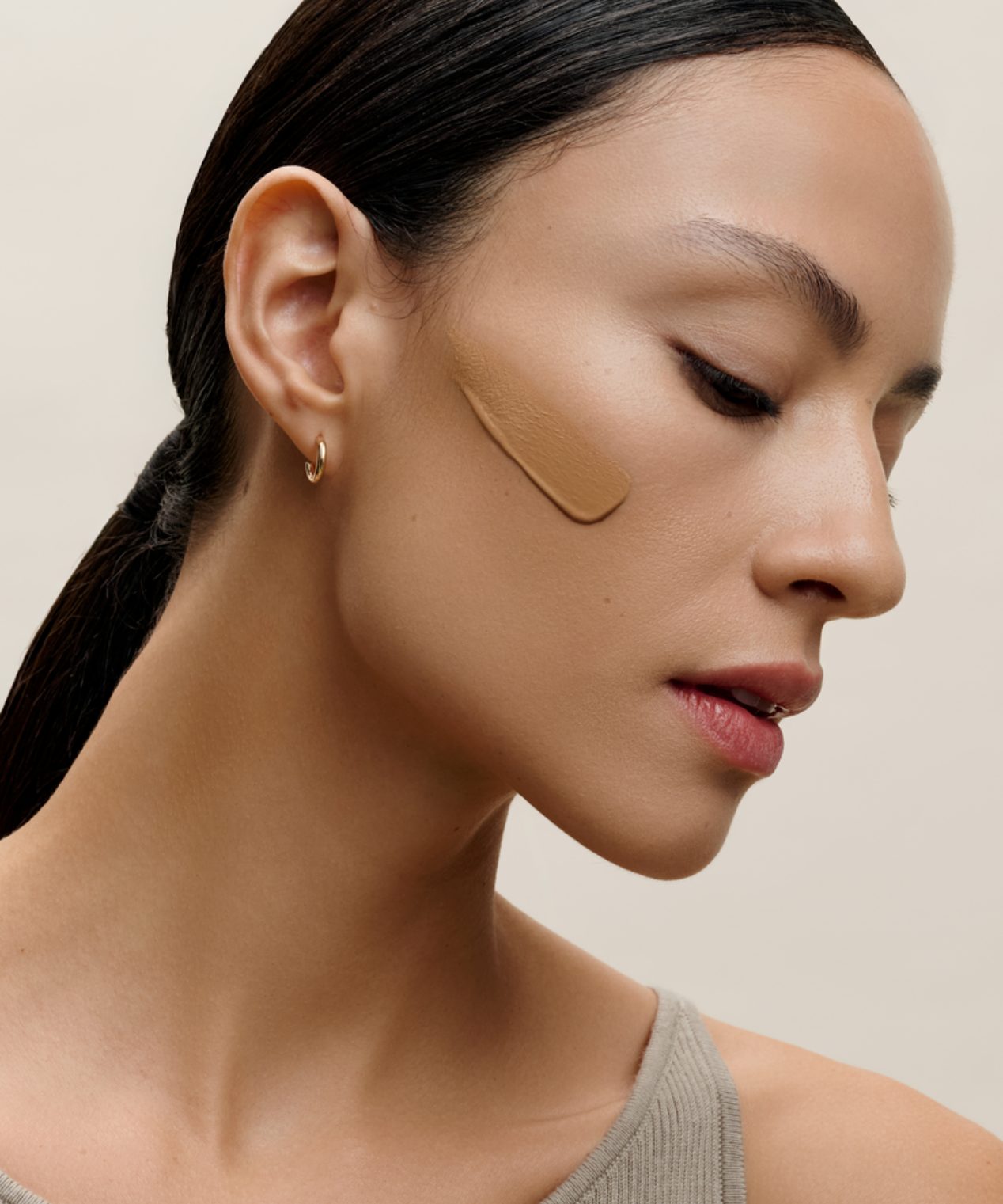 lavera Hyaluron Liquid Foundation -Golden Sand 07- lors de l'application