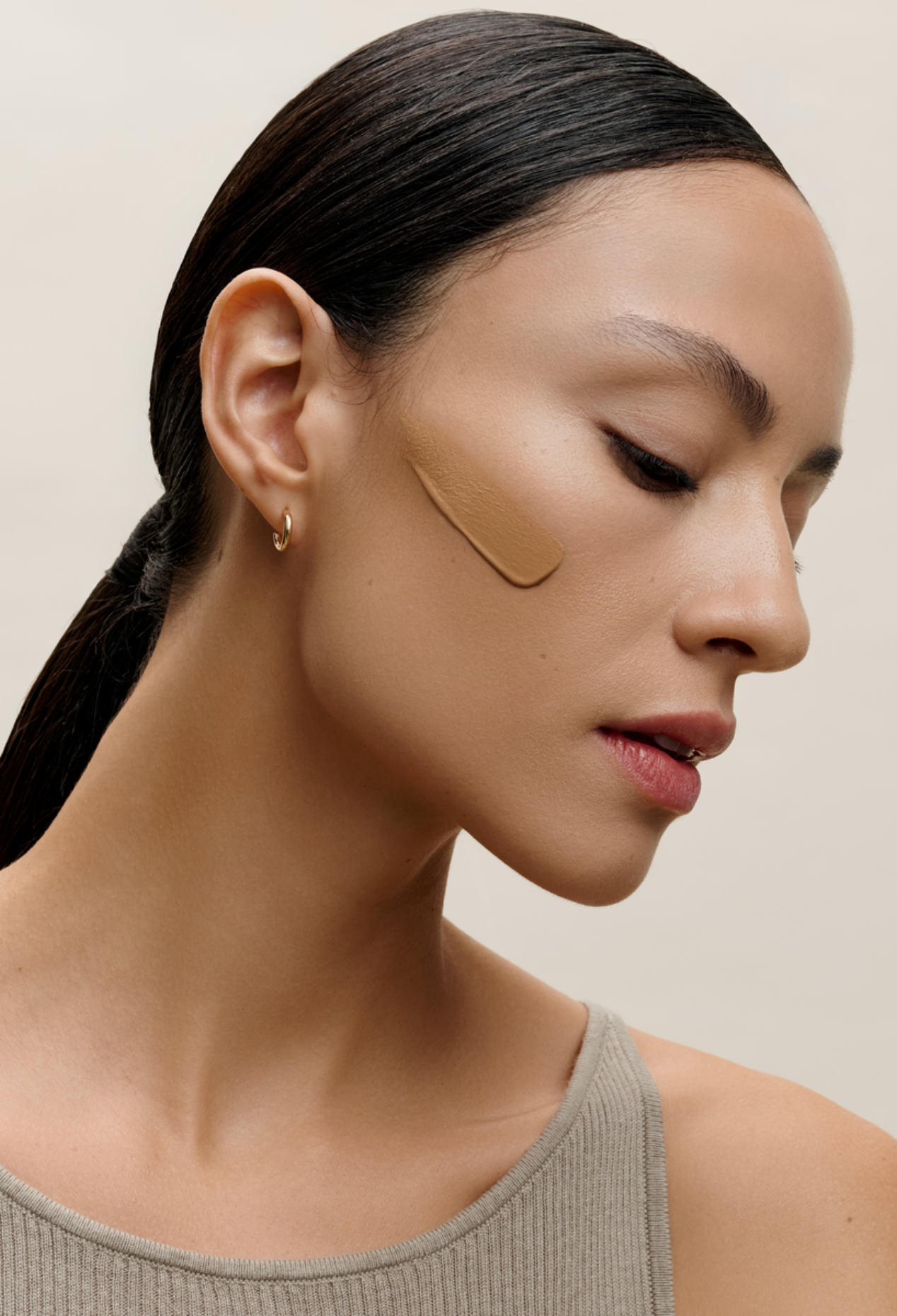 lavera Hyaluron Liquid Foundation -Golden Sand 07- lors de l'application