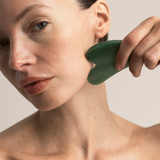 lavera Gua-Sha Gesichtsmassage Tool in der Anwendung