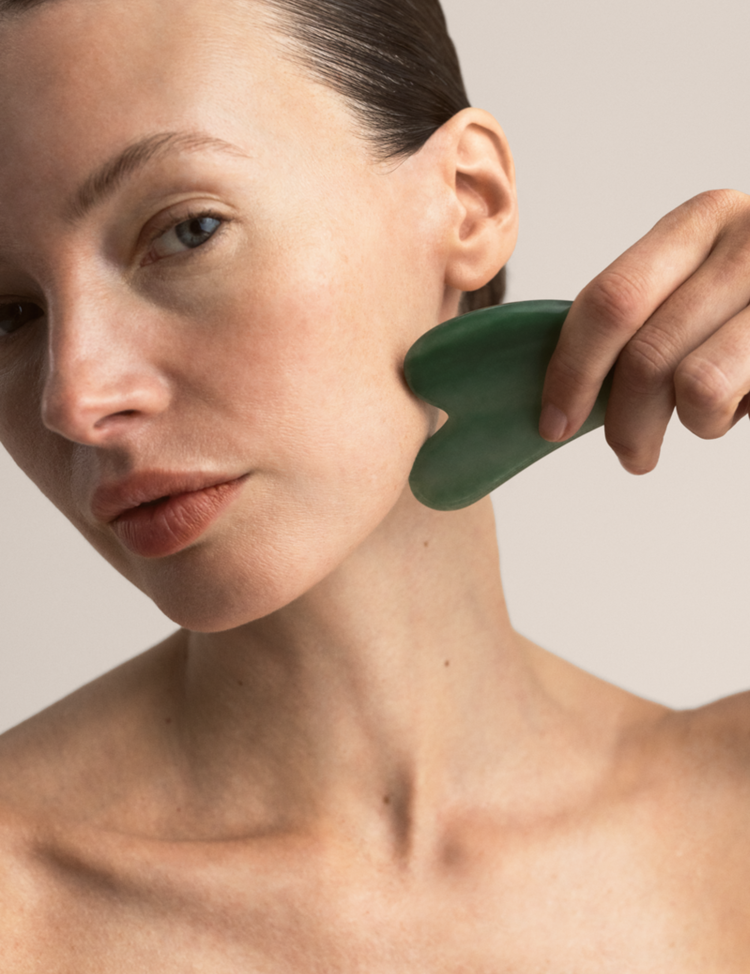 lavera Gua-Sha Gesichtsmassage Tool in der Anwendung