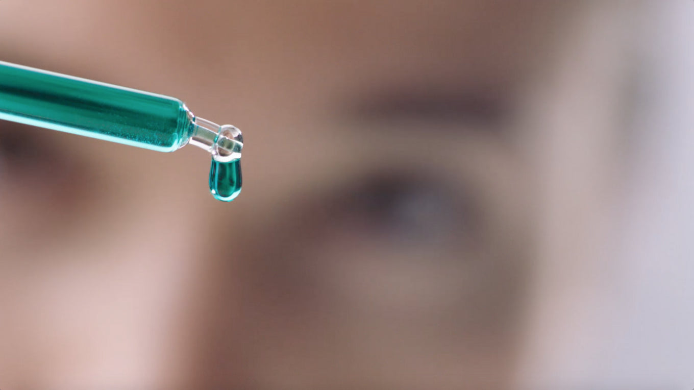 Gros plan de pipette, liquide bleu