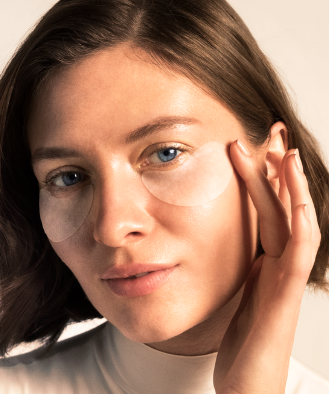 lavera Skin Longevity Eye Patches in der Anwendung