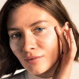 lavera Skin Longevity Eye Patches in der Anwendung