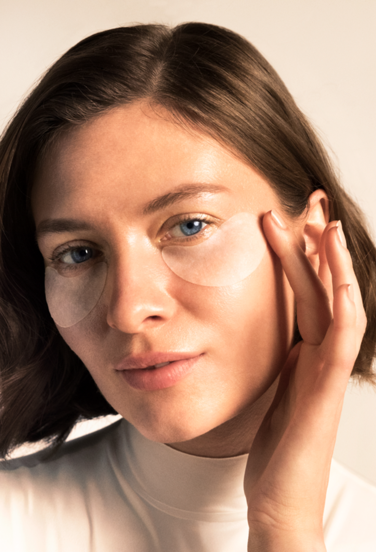 lavera Skin Longevity Eye Patches in der Anwendung