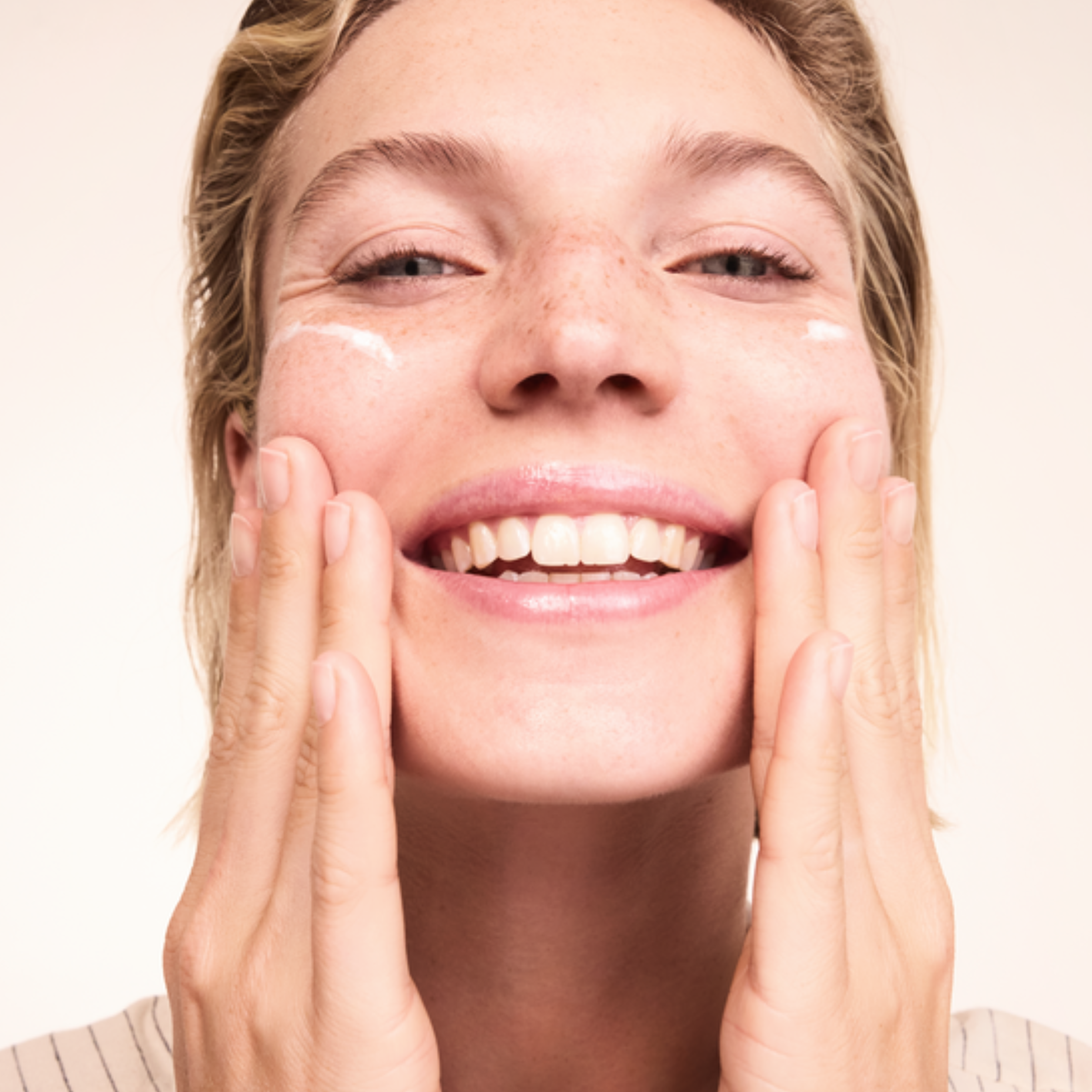 lavera basis sensitive Mousse nettoyante lors de l'application