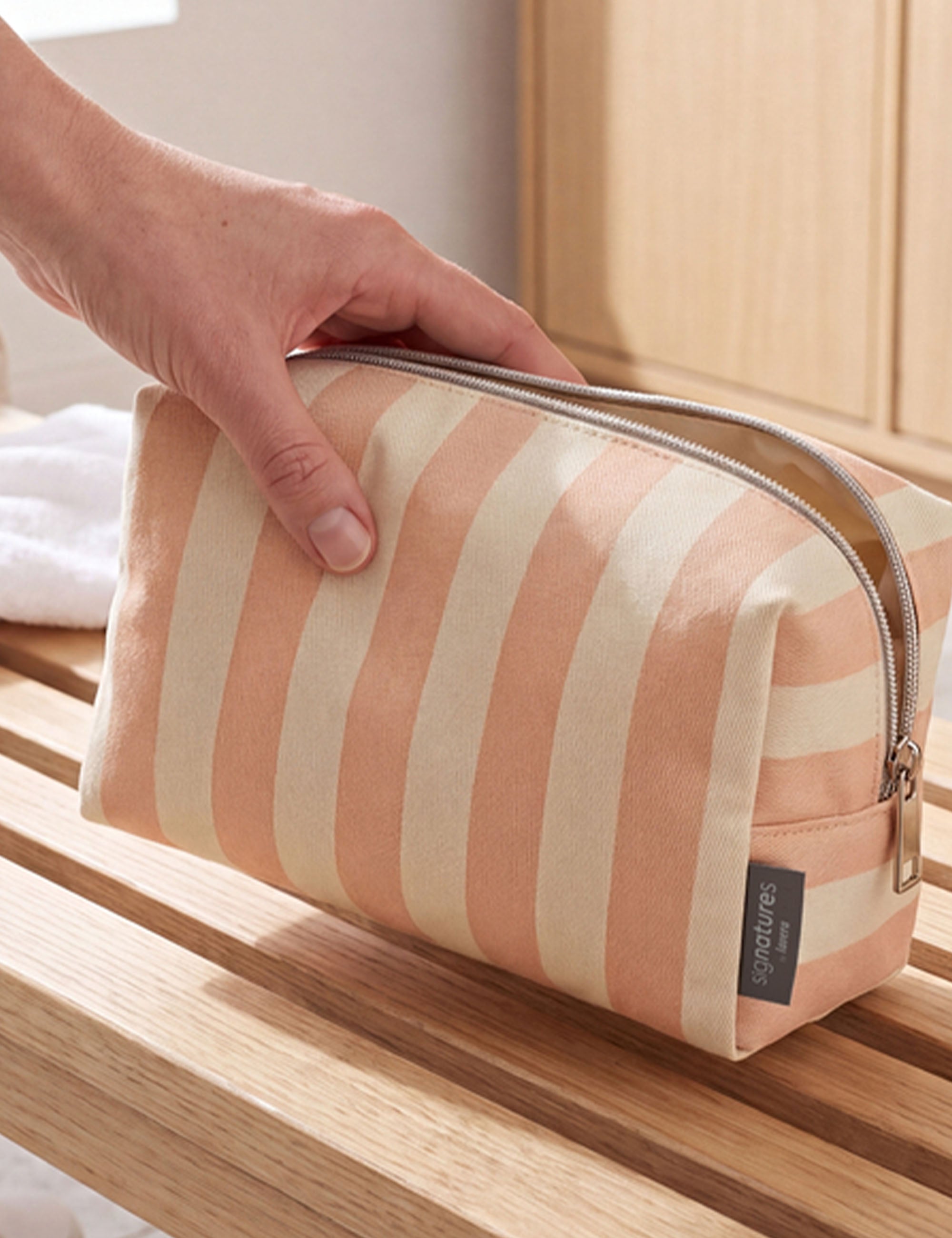 lavera Trousse de toilette – Sunset Stripes lors de l'application