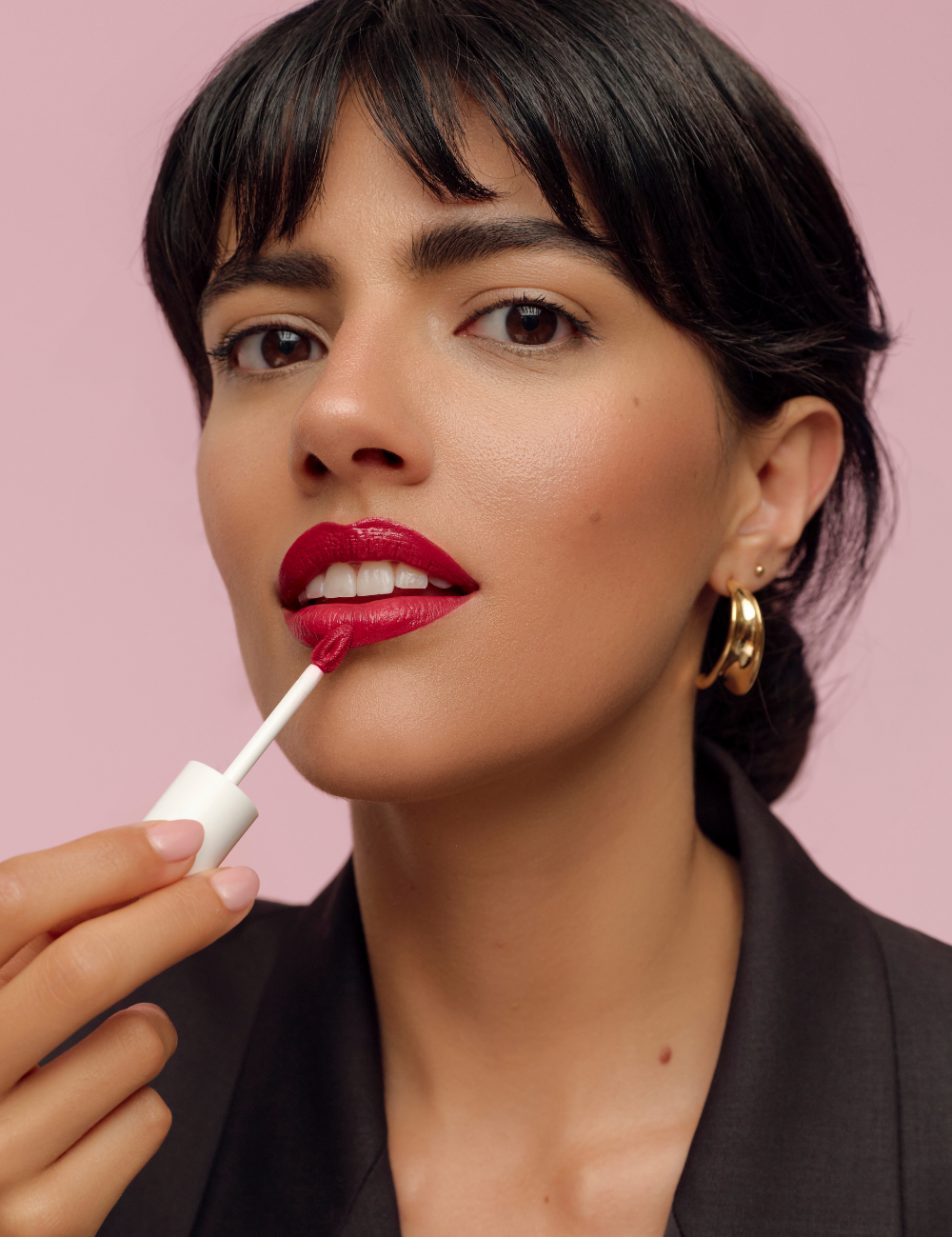 lavera Pure Satin Liquid Lipstick -Poppy Red 01- in der Anwendung