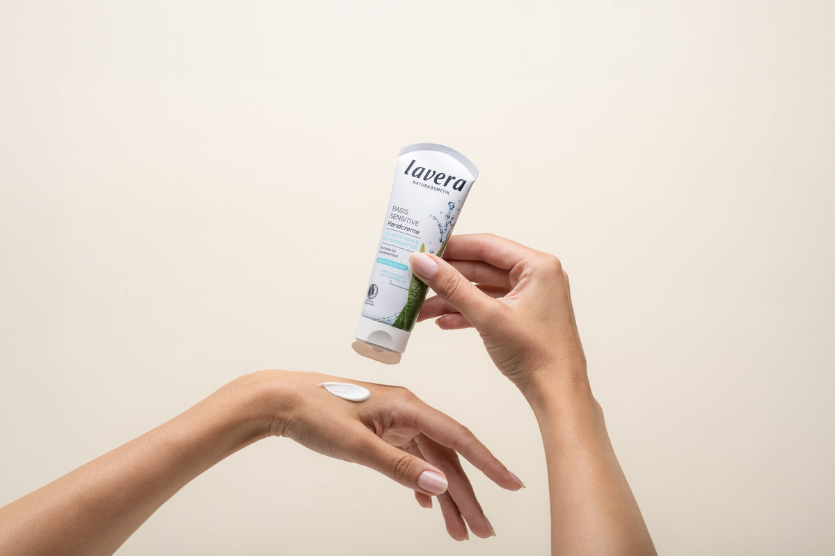 lavera basis sensitive Crème Mains lors de l'application