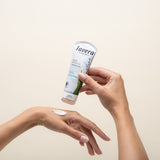 lavera basis sensitive Handcreme in der Anwendung