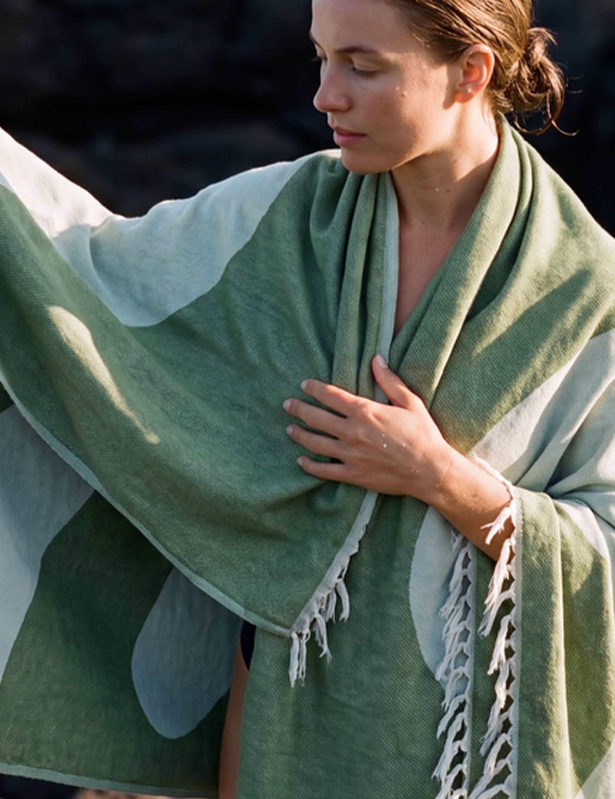 lavera Serviette de plage – Sage Green lors de l'application