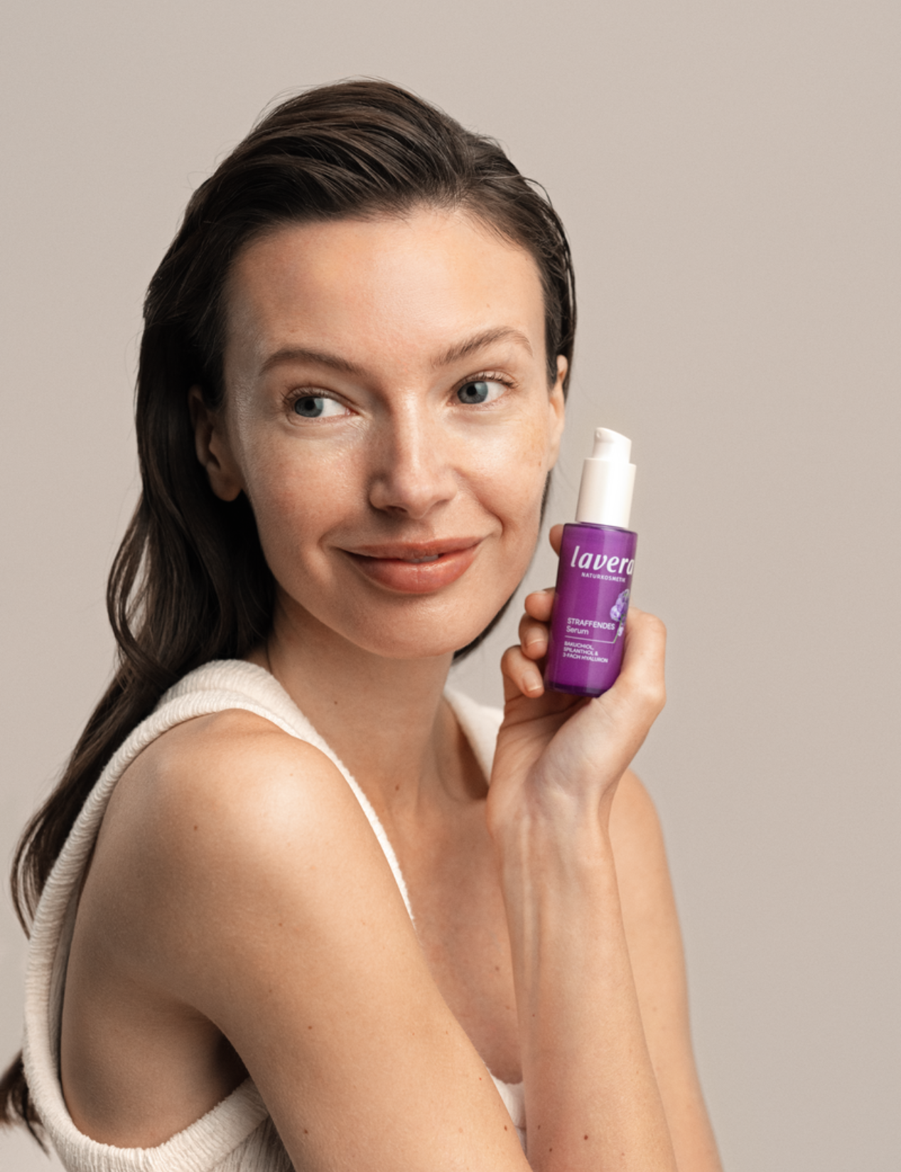lavera Straffendes Serum in der Anwendung