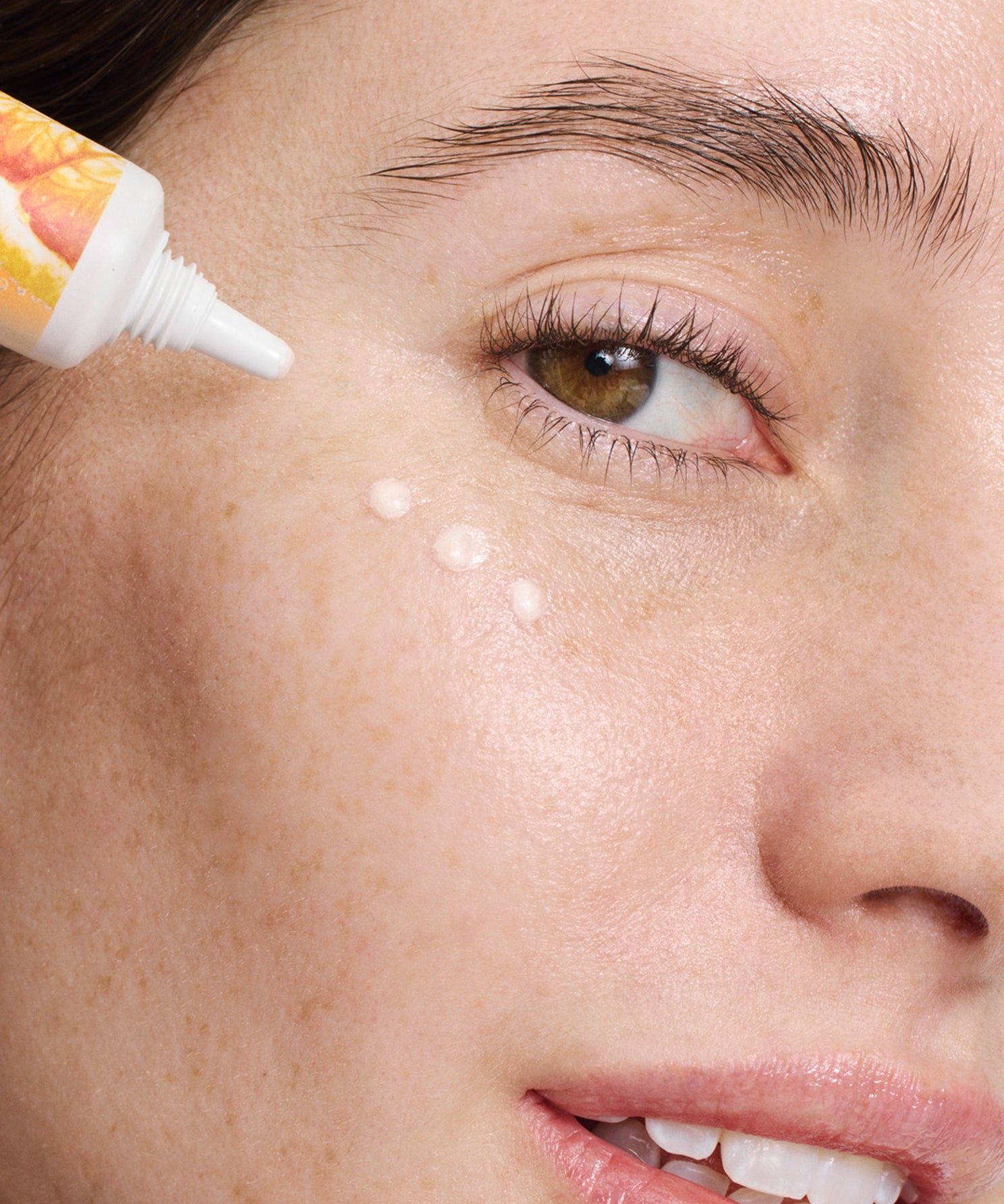 lavera Glow by Nature Contour des yeux éclat lors de l'application