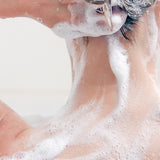 lavera Neutral Dusch-Shampoo in der Anwendung