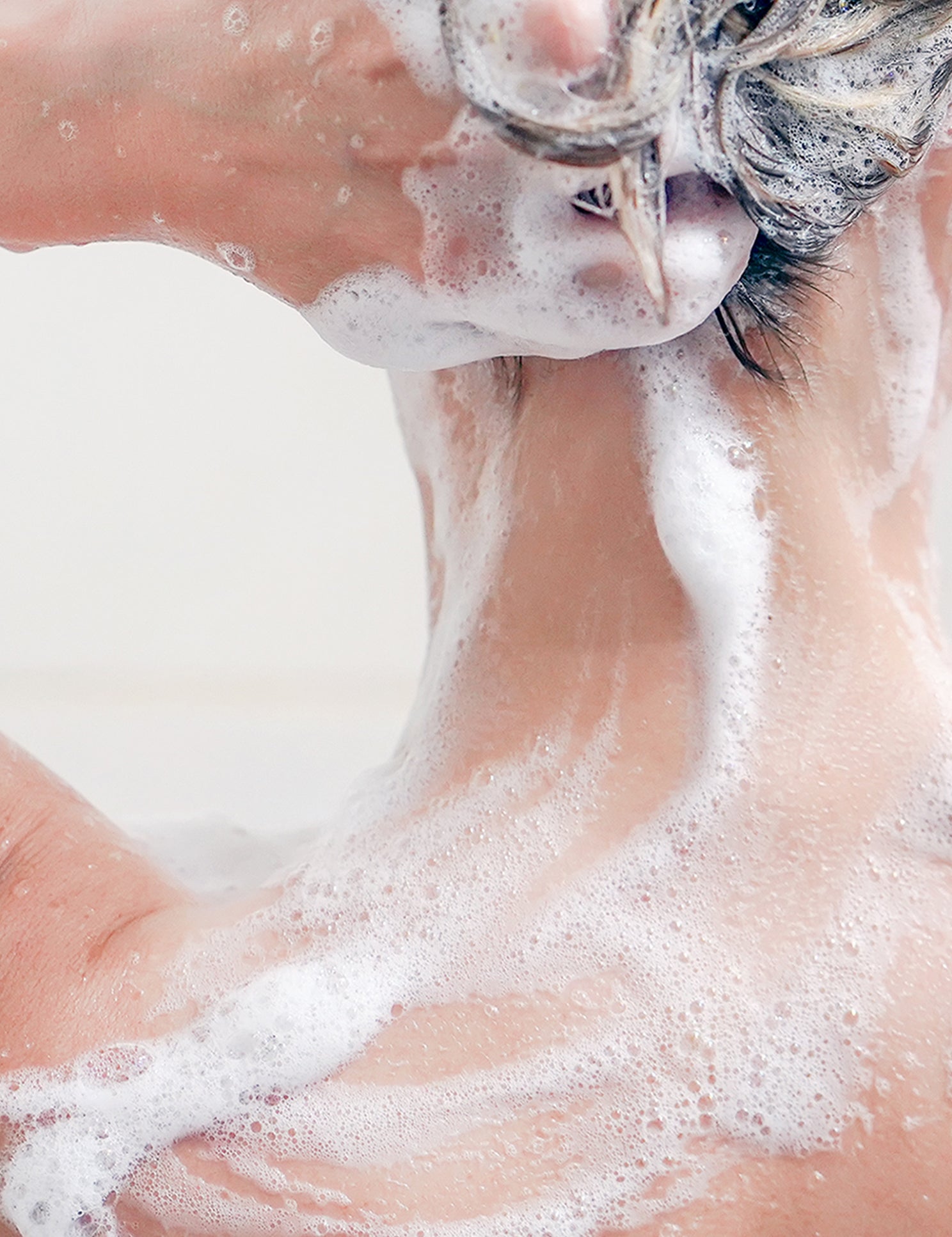 lavera Neutral Dusch-Shampoo in der Anwendung