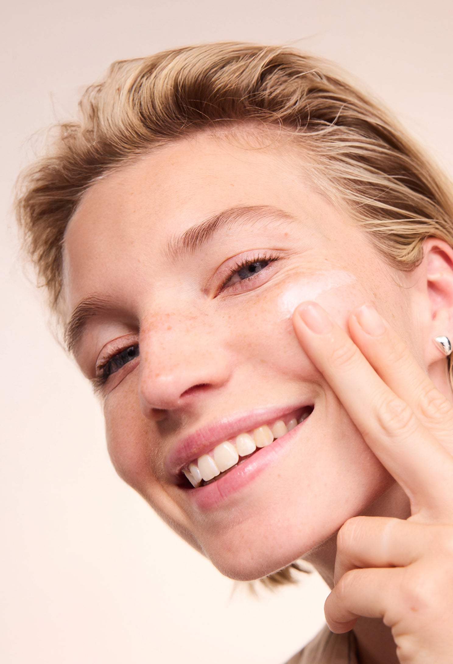 lavera basis sensitive Crème hydratante lors de l'application