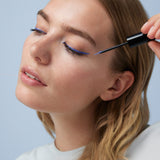 lavera Liquid Elements Eyeliner -Ocean Blue 02- lors de l'application
