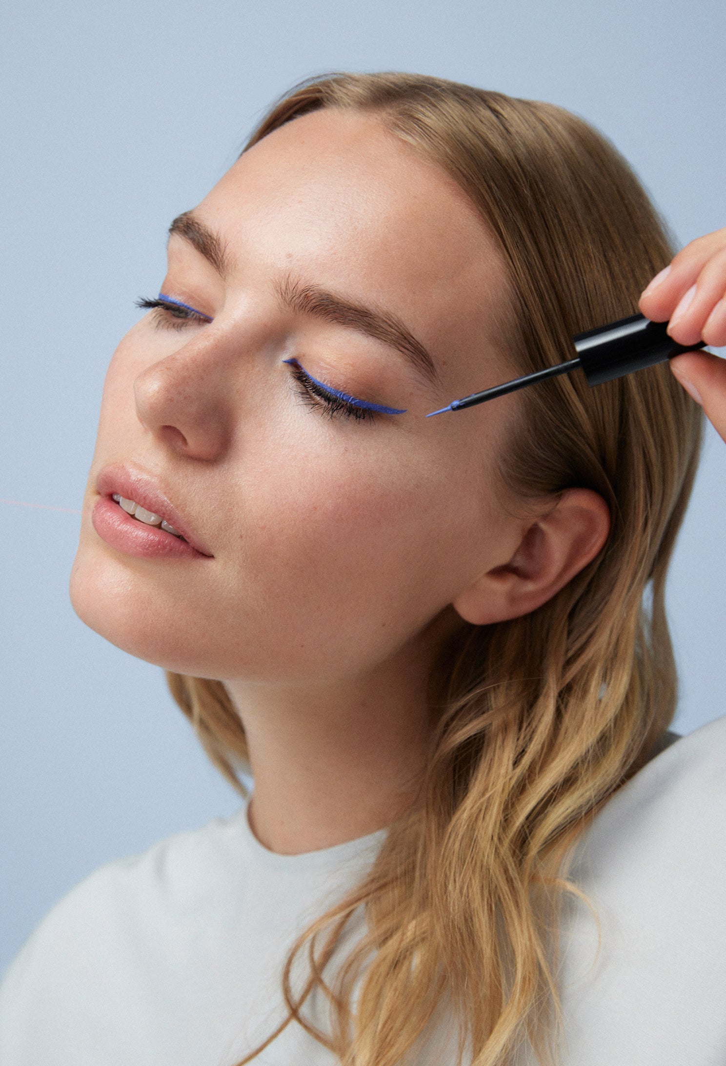lavera Liquid Elements Eyeliner -Ocean Blue 02- lors de l'application