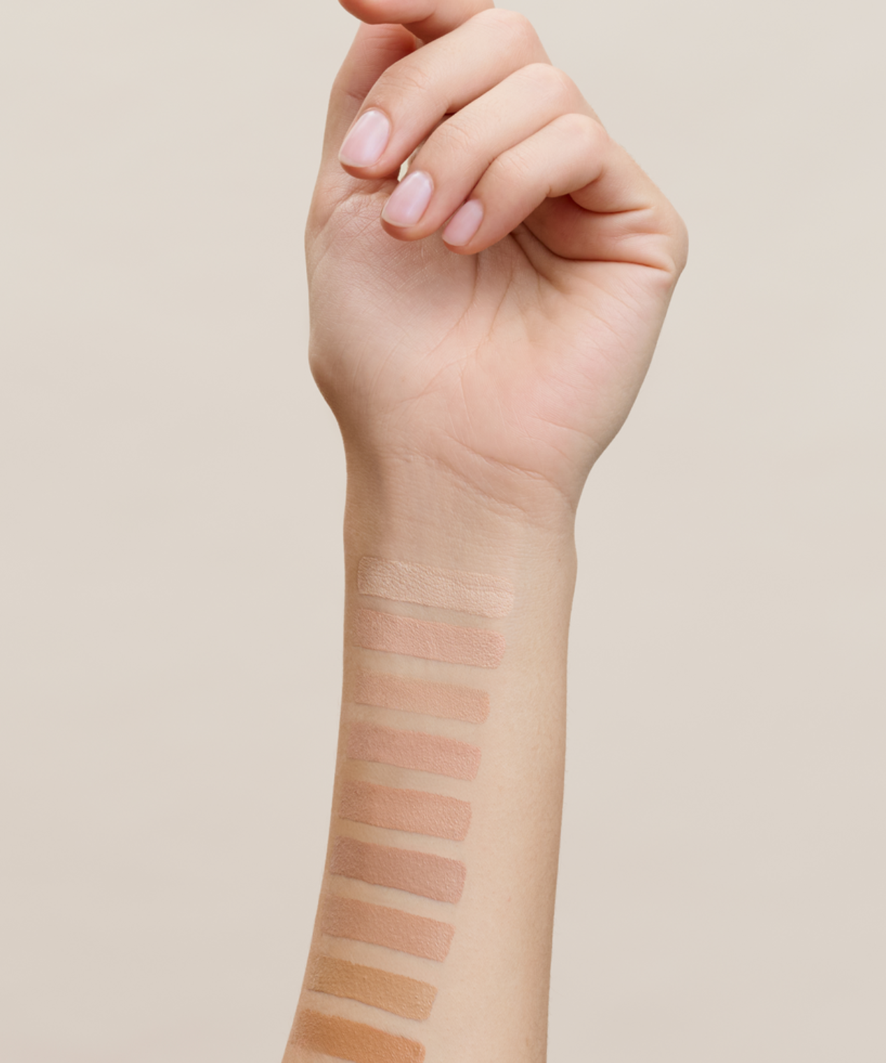 lavera Hyaluron Liquid Foundation -Warm Caramel 08- lors de l'application